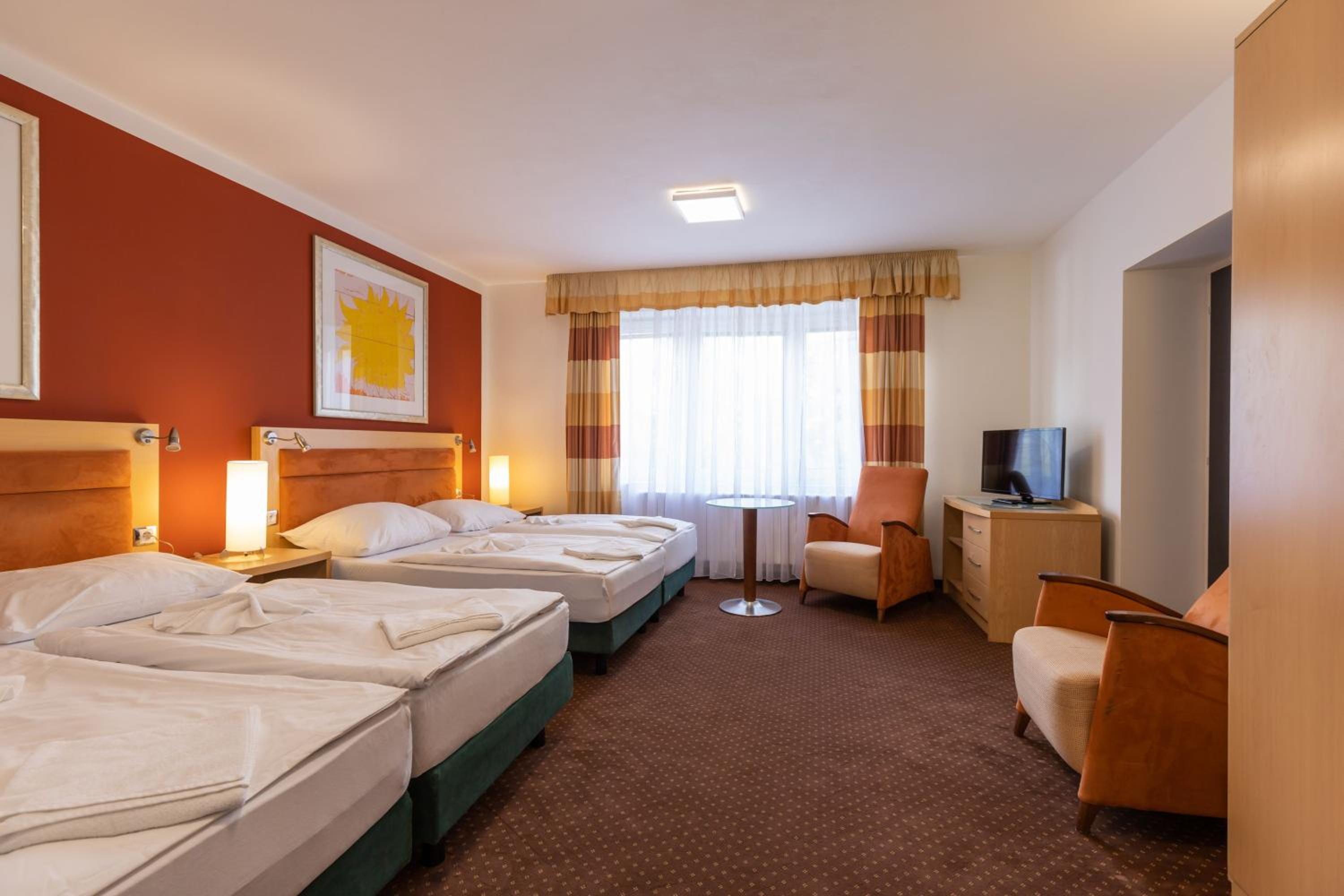 Family Suite with Balcony - Photo 1