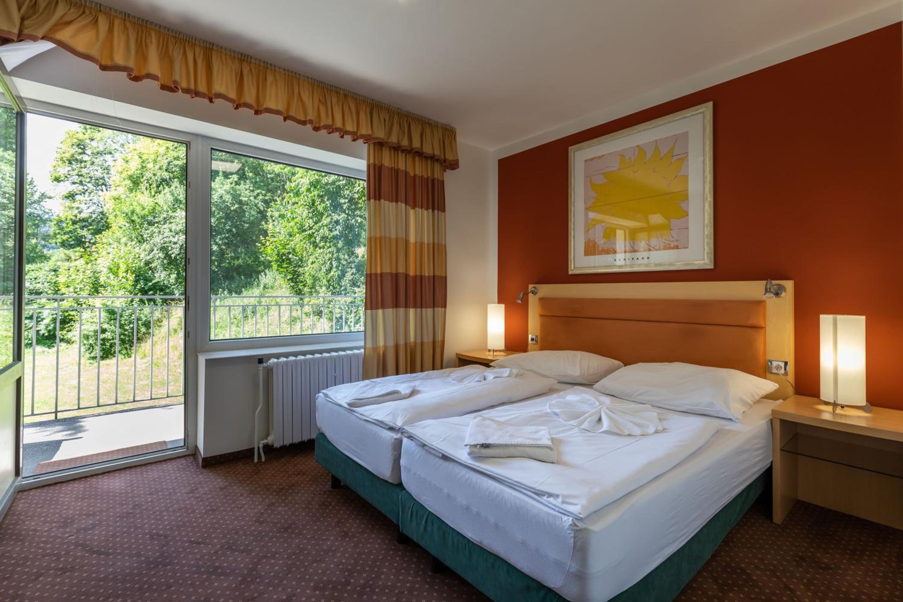 Family Suite with Balcony - Photo 2