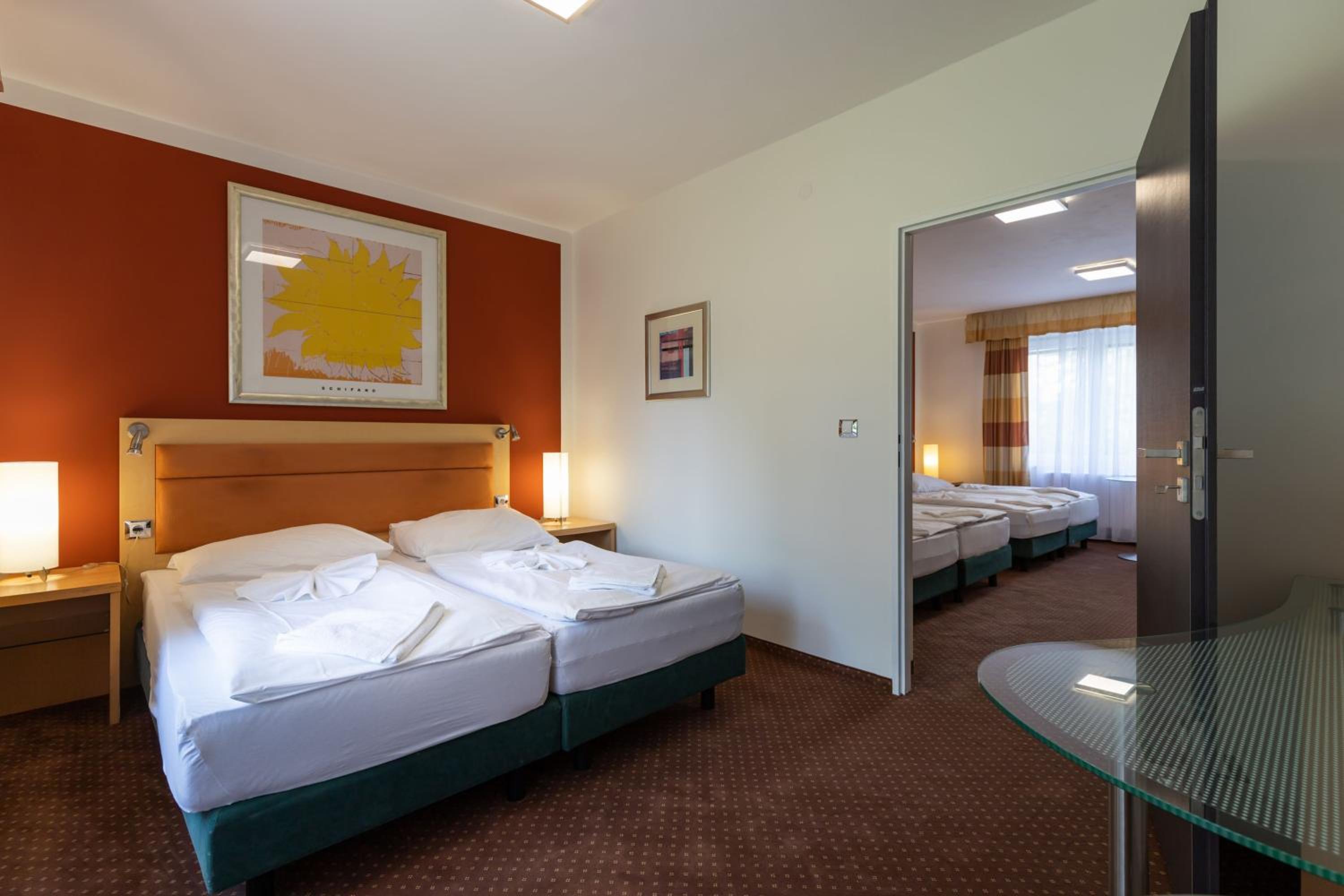 Family Suite with Balcony - Photo 8
