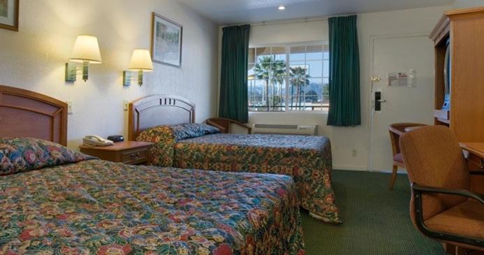 Queen Room with Two Queen Beds - Non-Smoking photo 1
