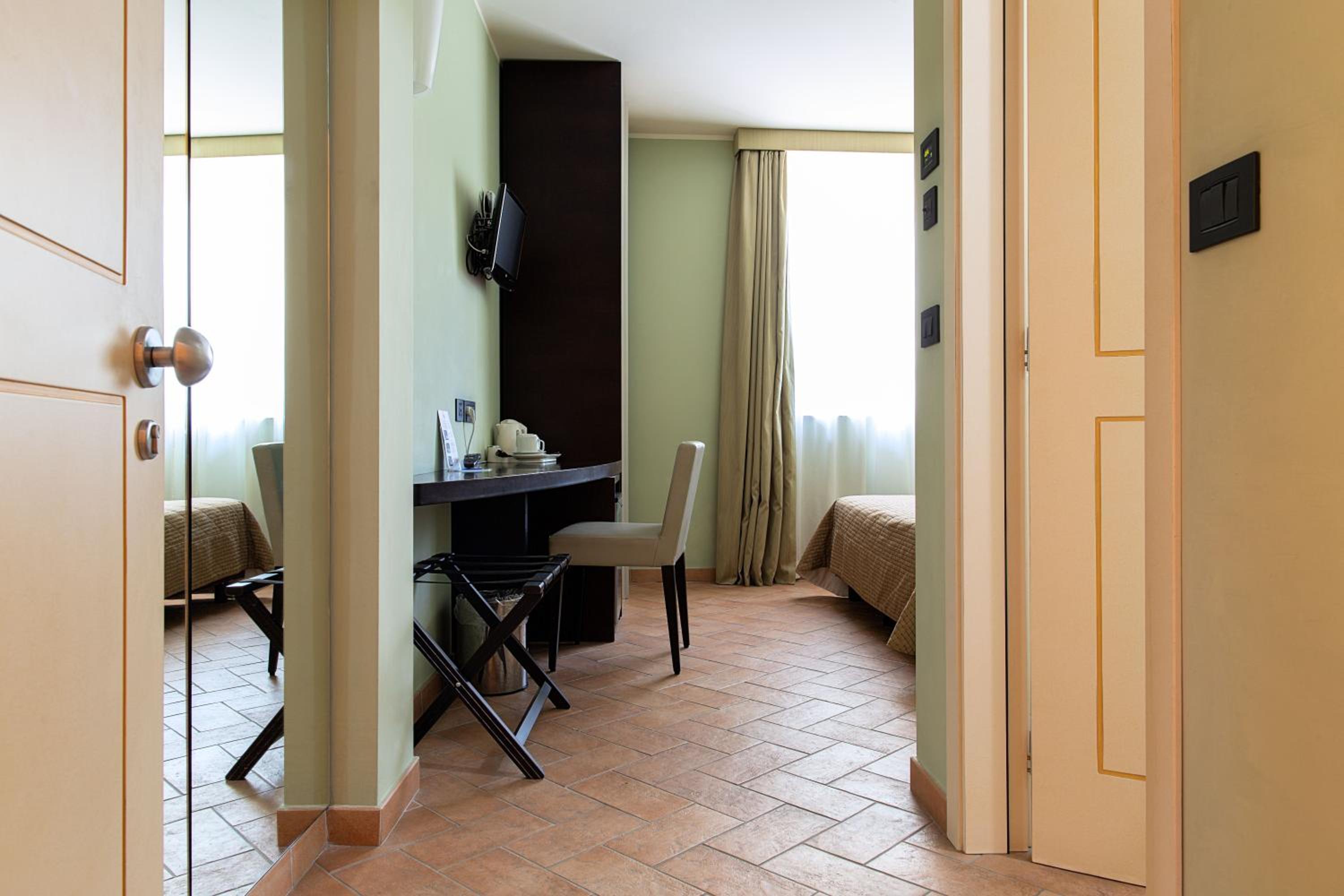 Double or Twin Room - Photo 5