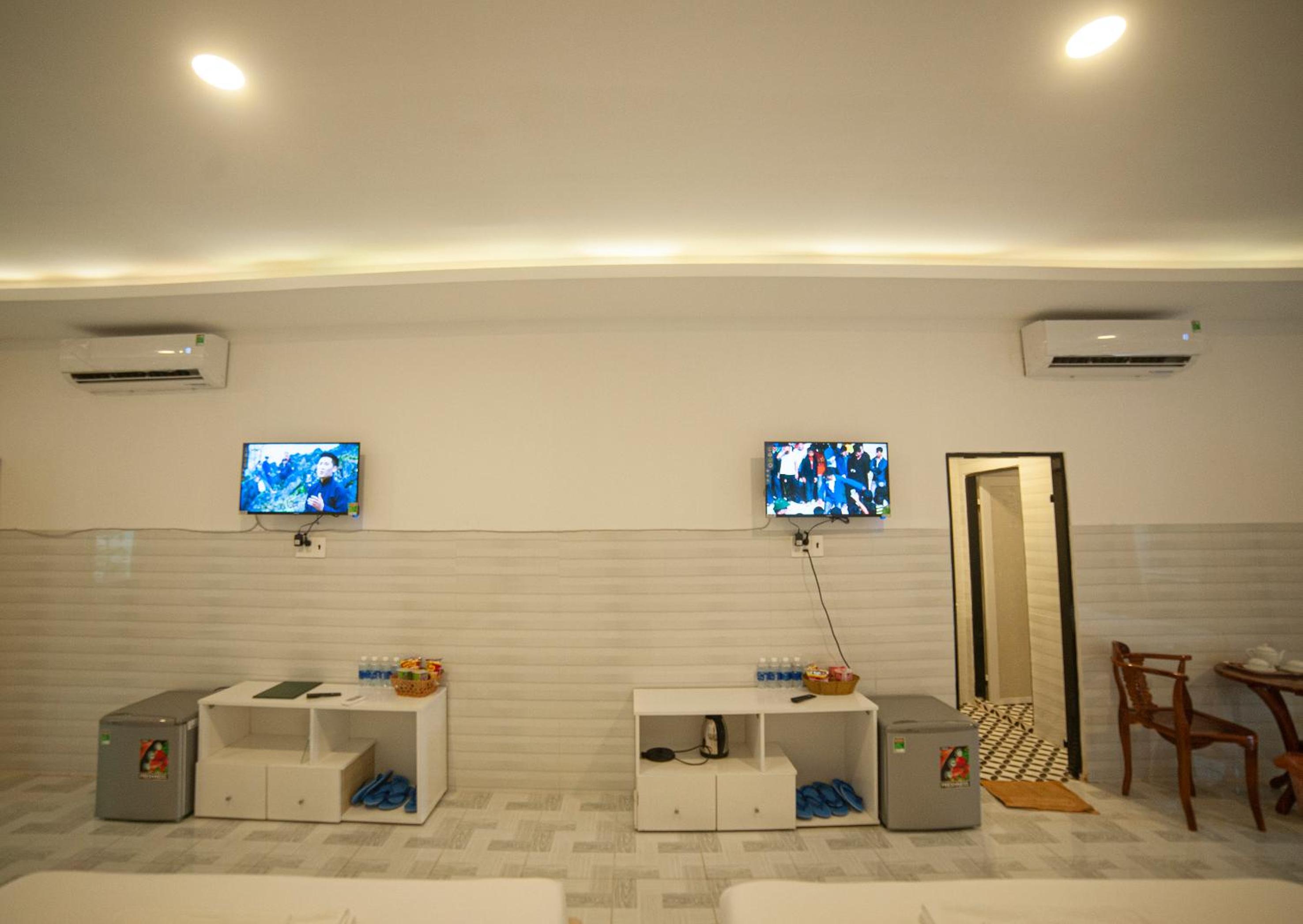 Superior Family Room photo 3