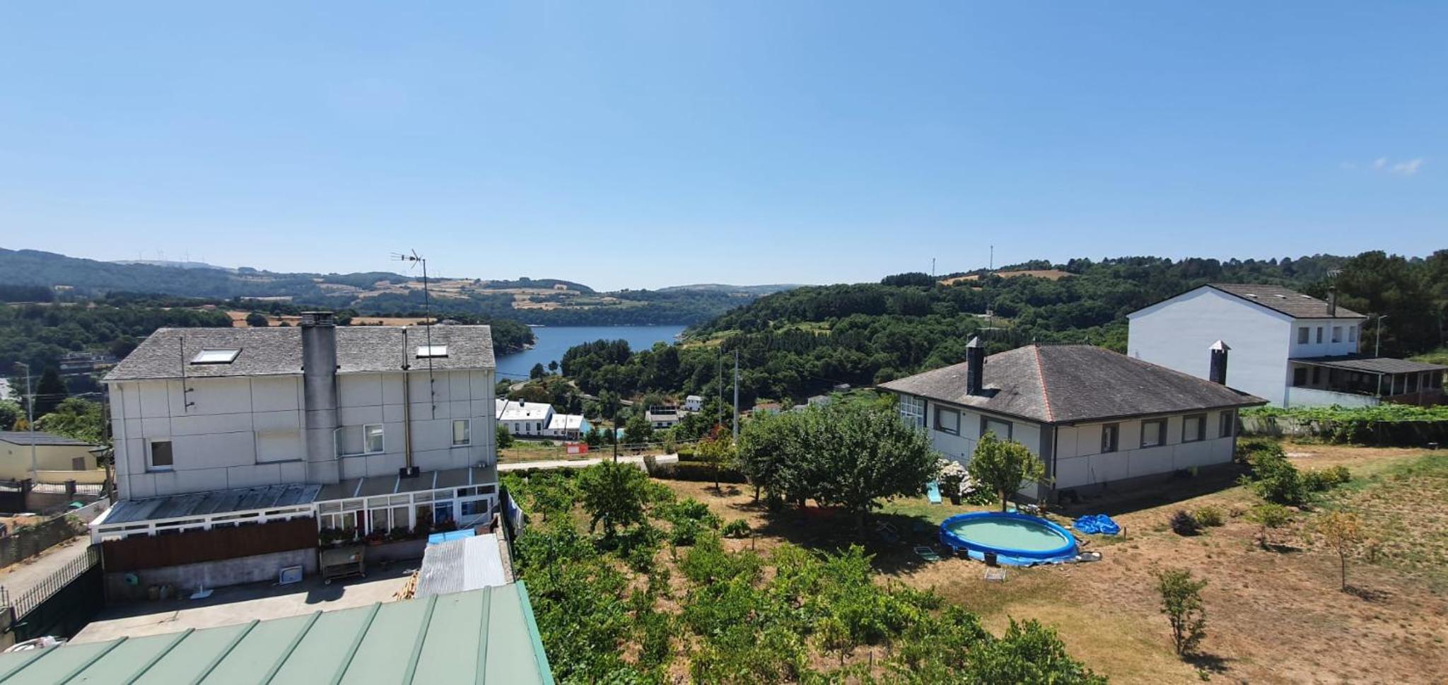 Apartment with Lake View - Photo 9