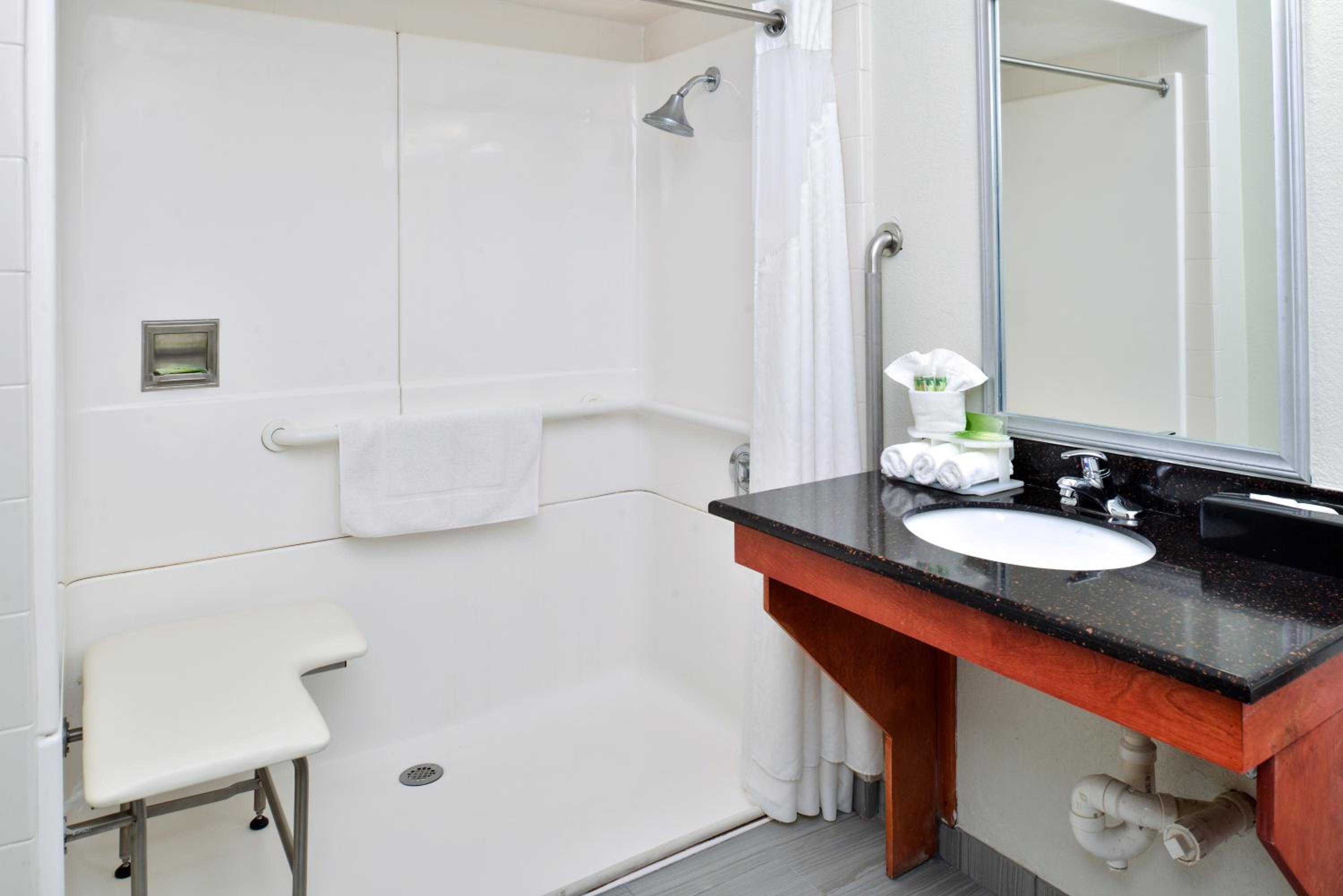 King Room - Disability Access - Poolside - Photo 4