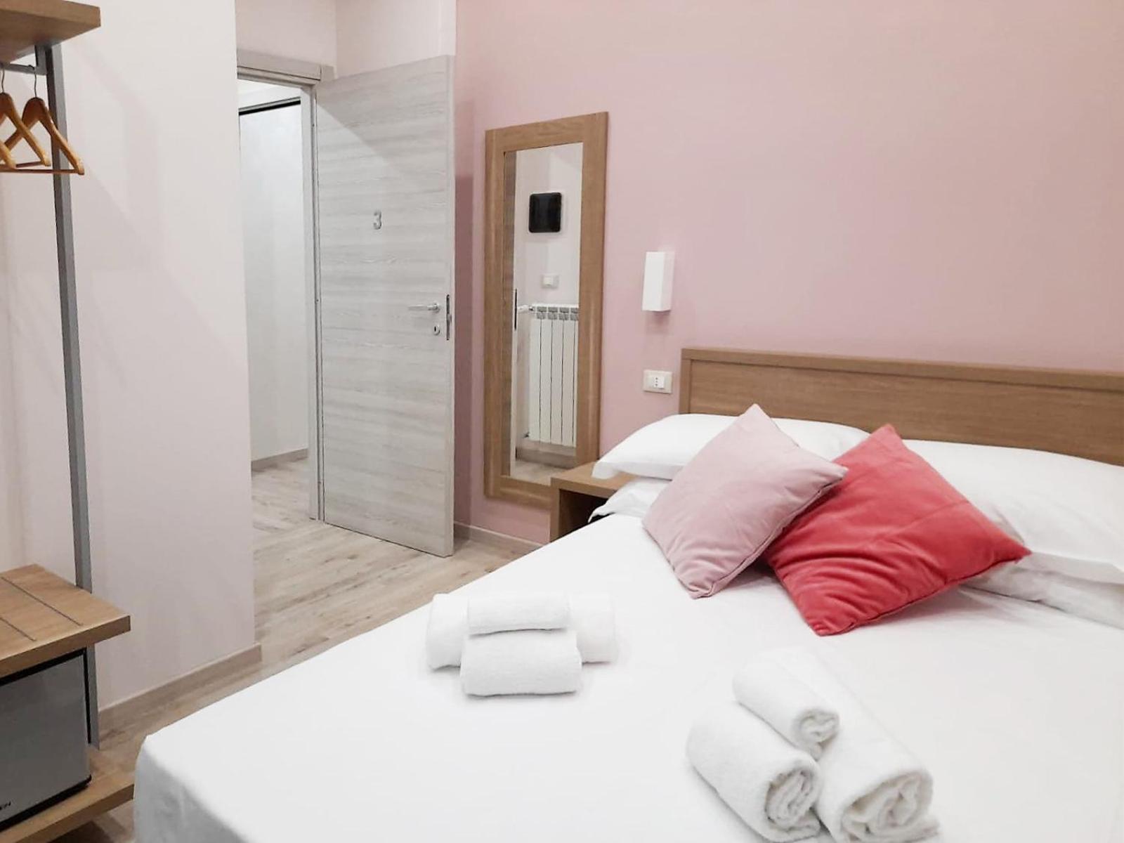 Budget Double Room - Photo 4