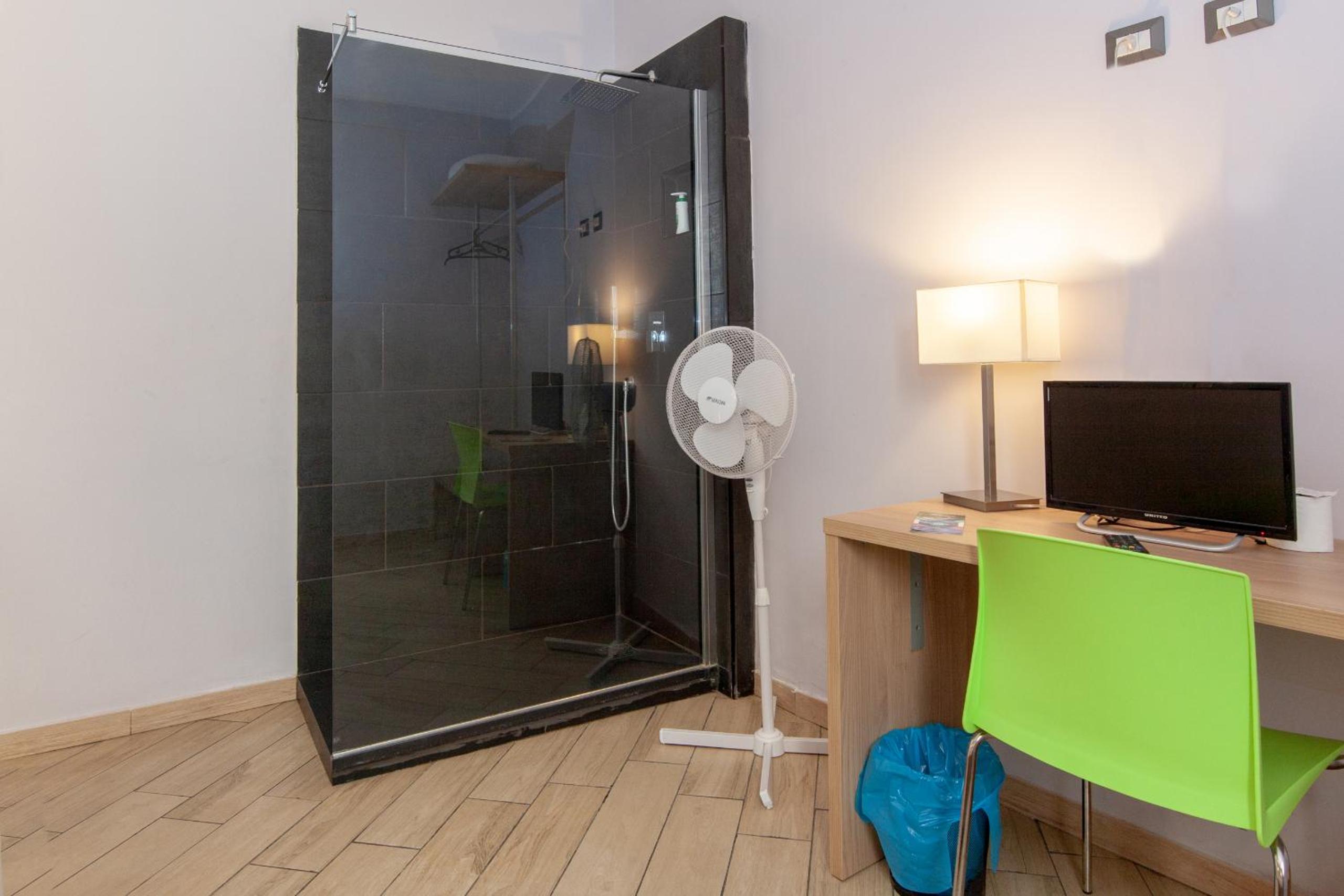 Double Room with Private External Bathroom photo 2