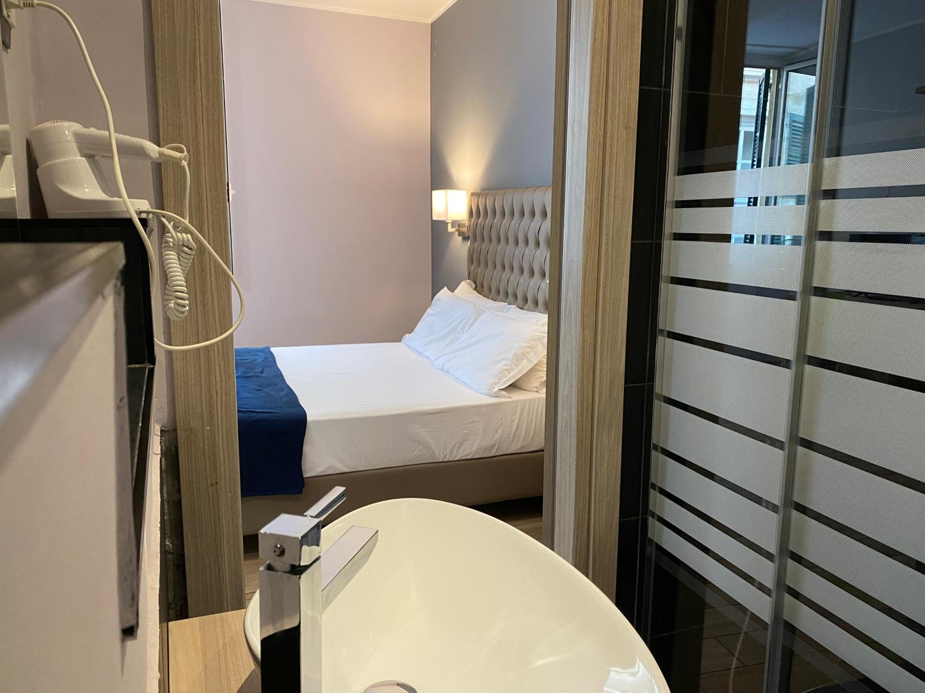 Double Room - Photo 2