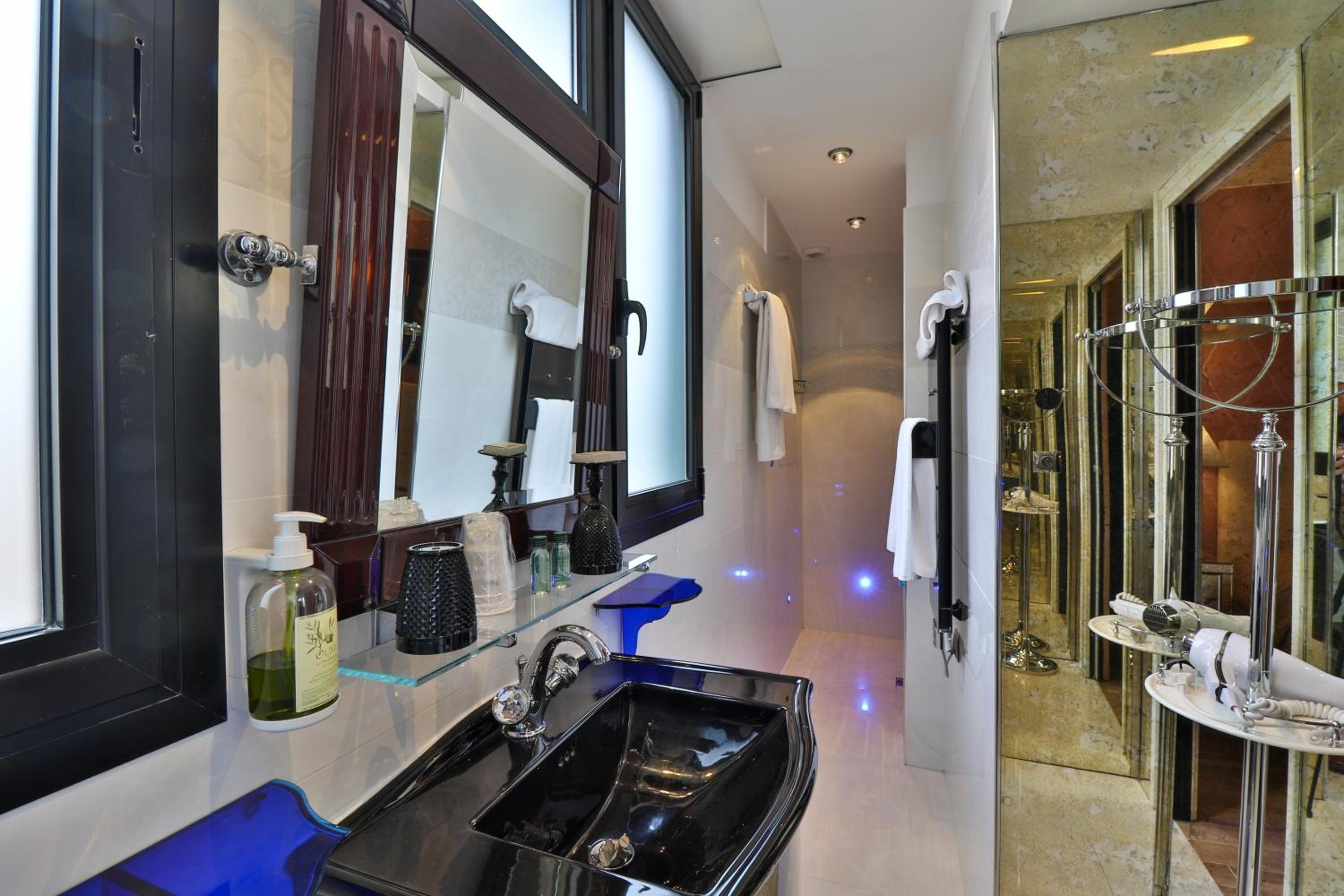 Standard Double Room - Photo 12