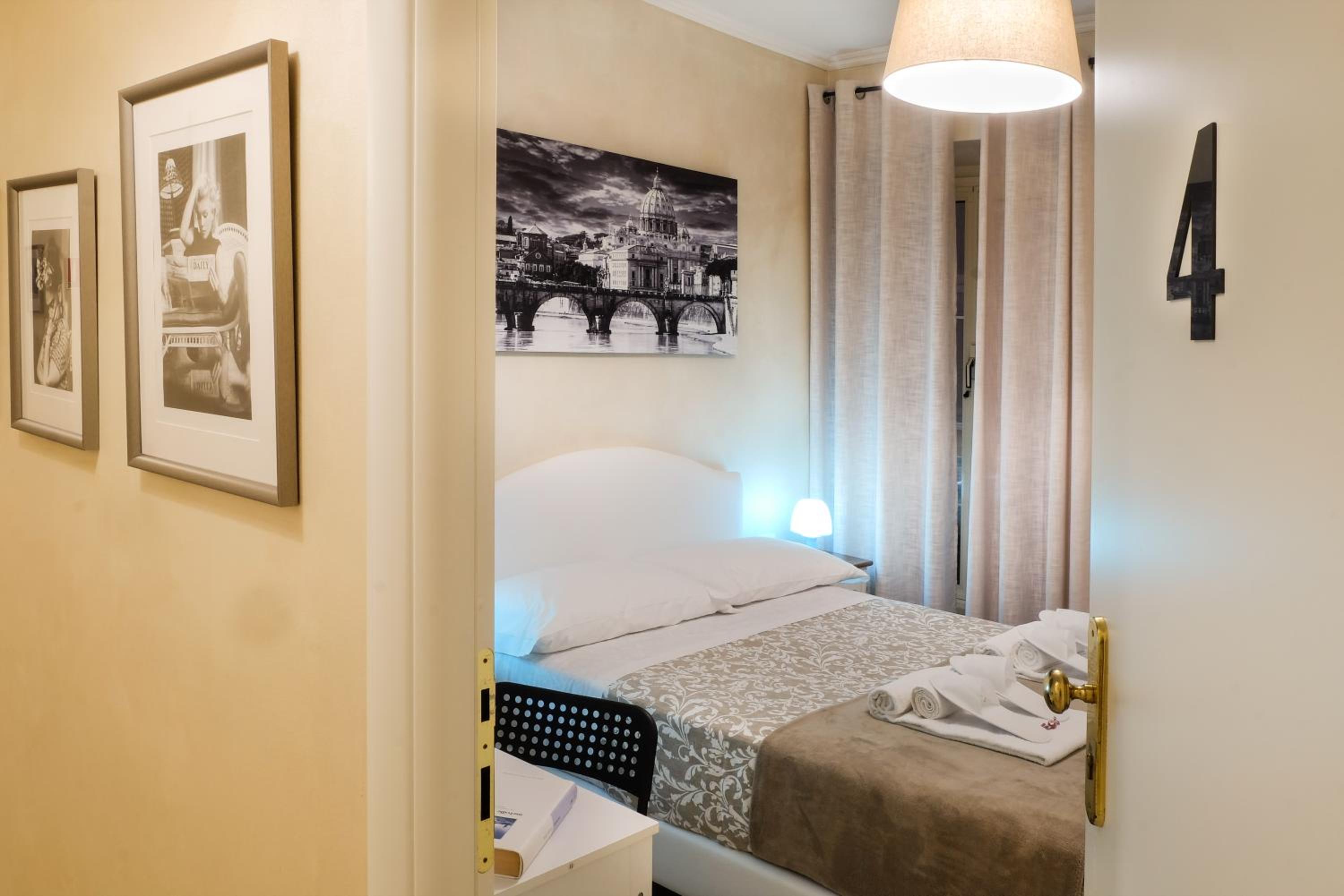 Small Double Room photo 1