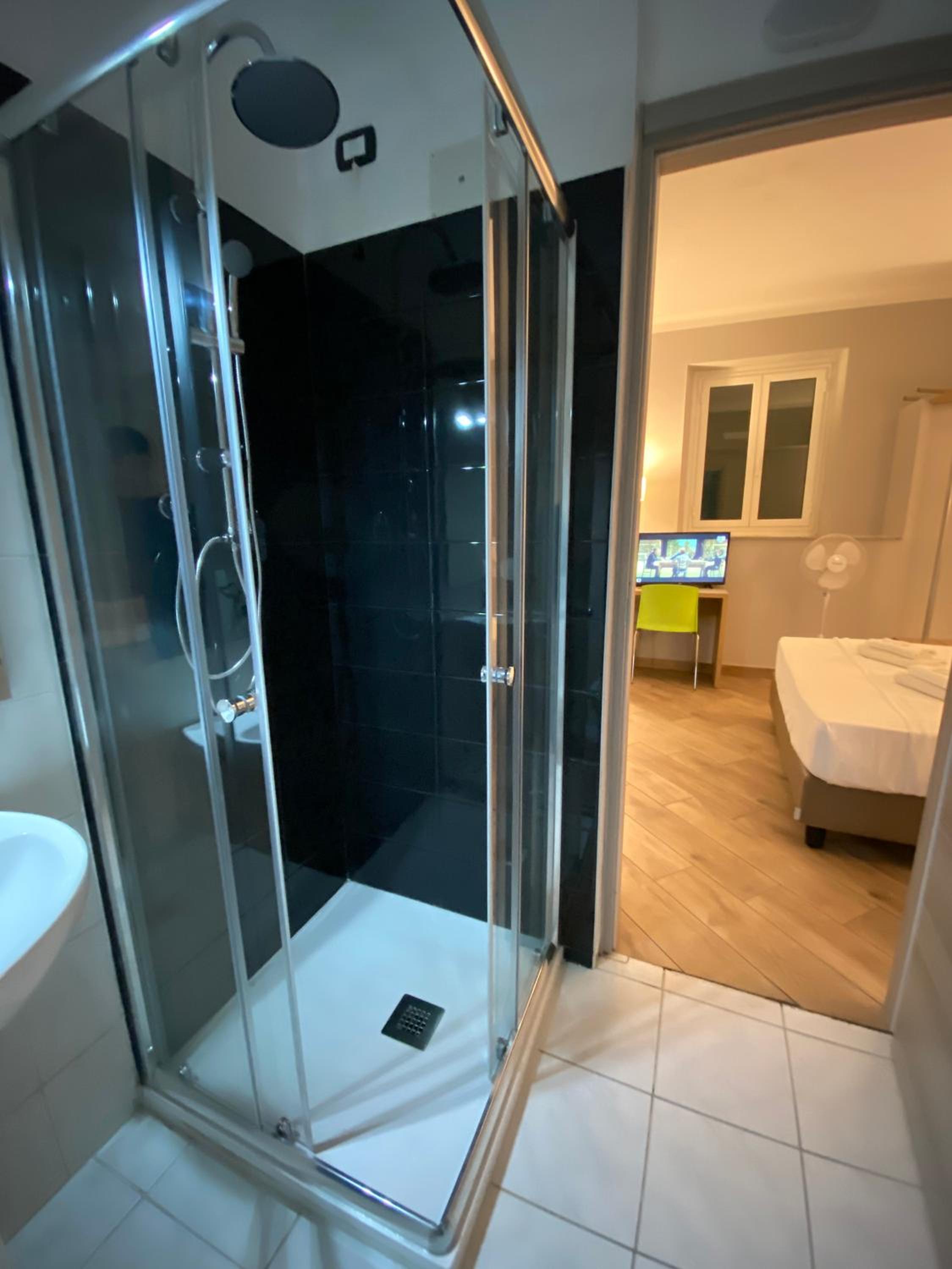 Double Room - Photo 11