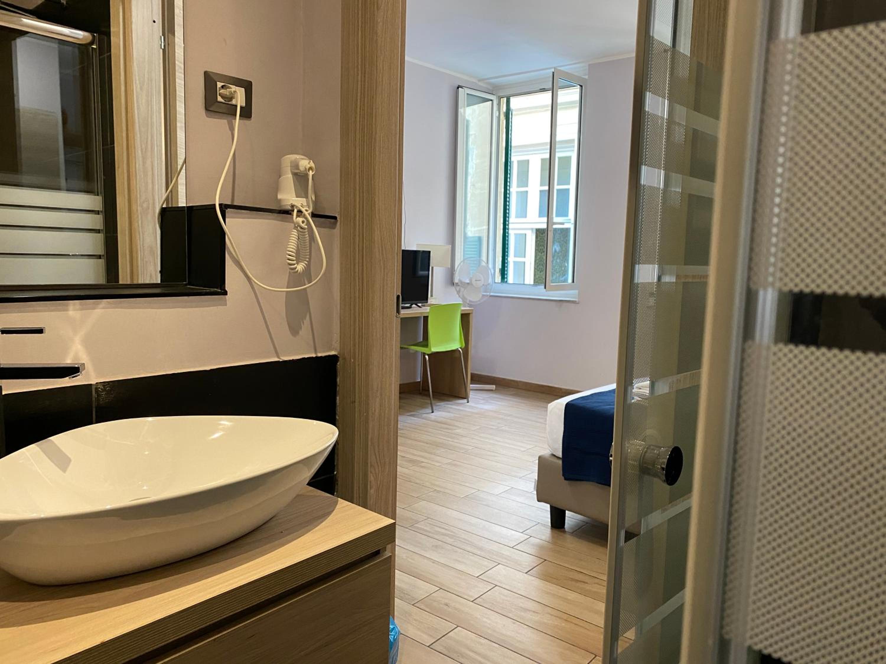 Double Room - Photo 13