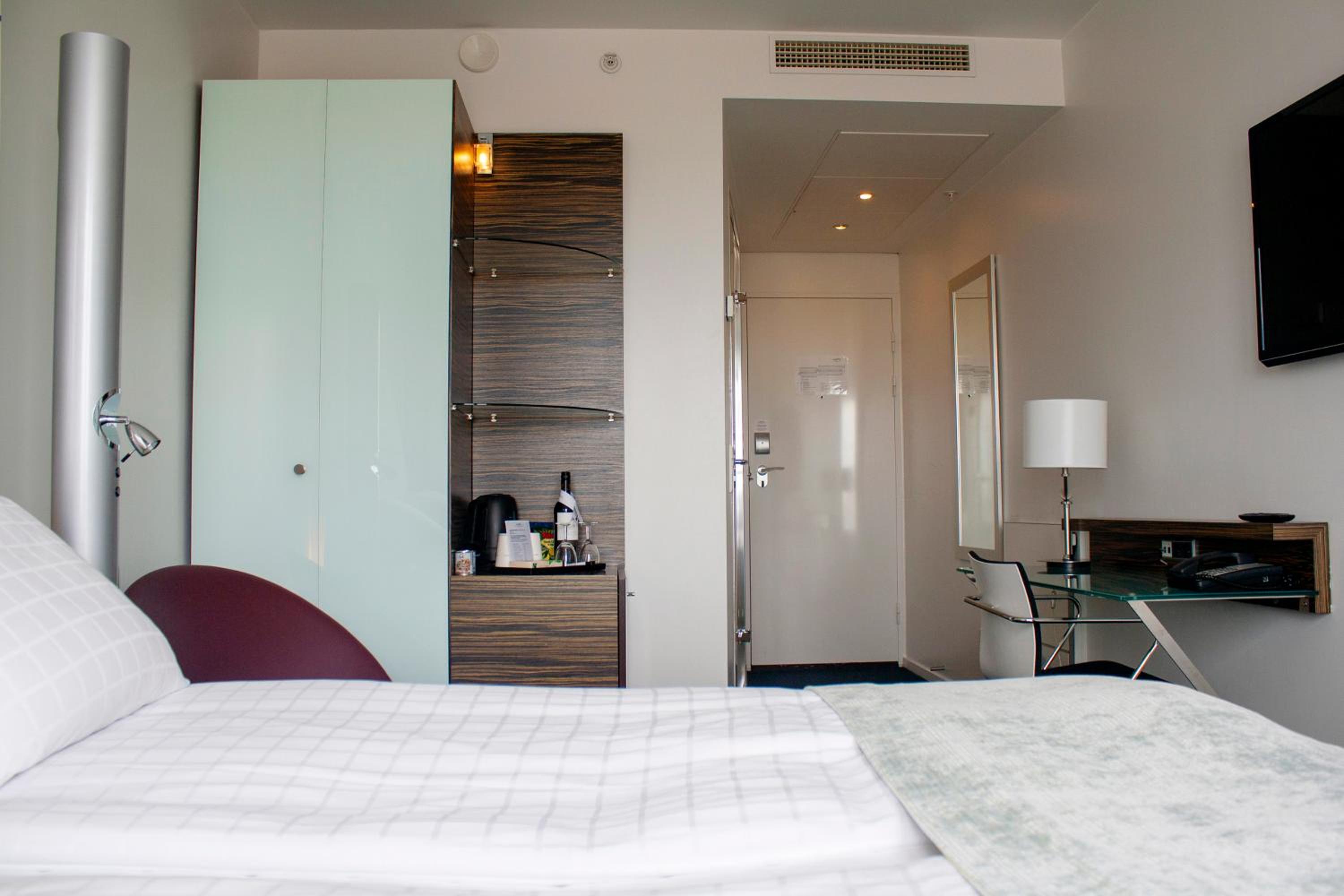 Standard Double Room - Photo 12