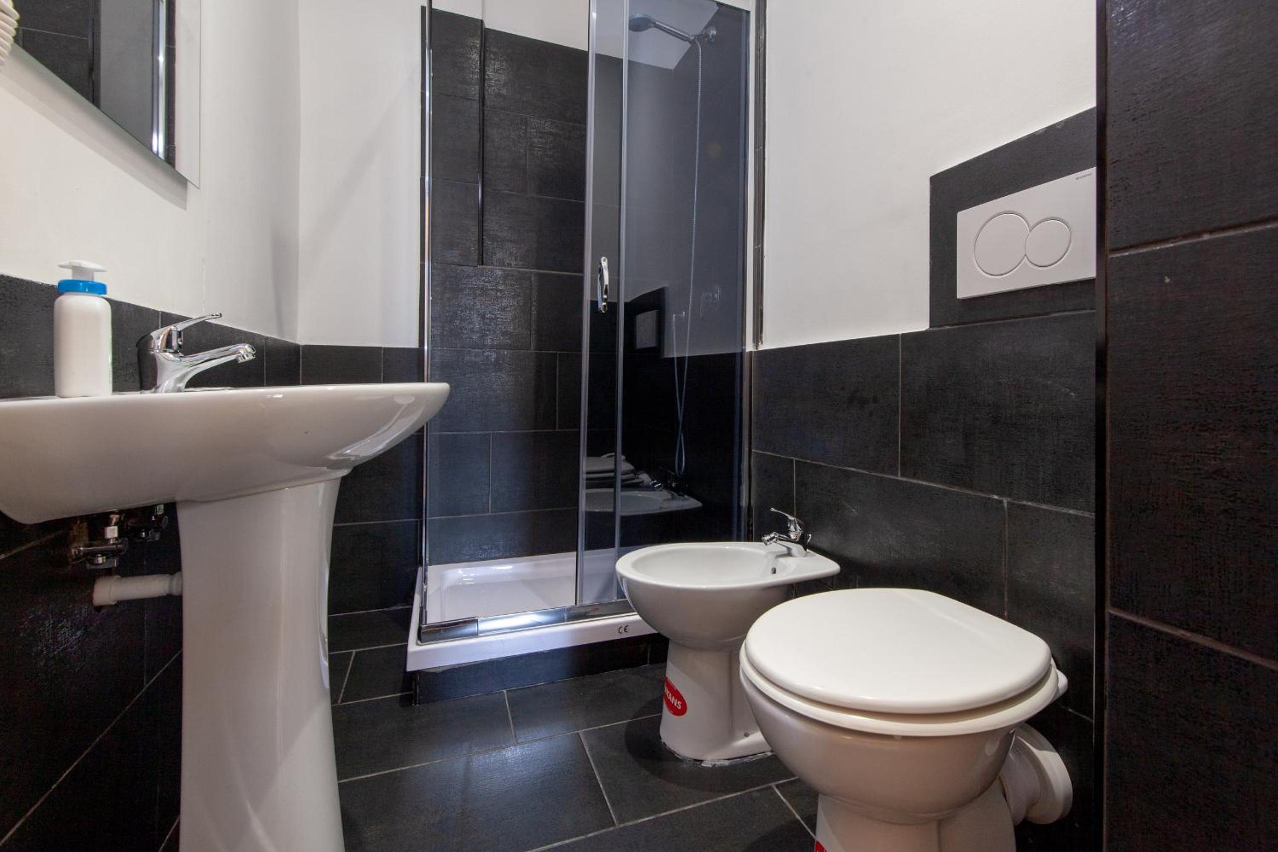 Double Room - Photo 10