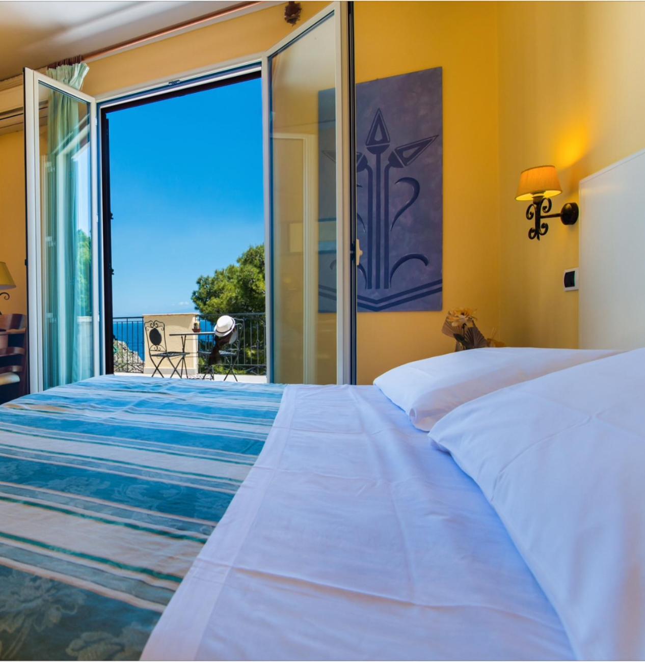 Deluxe Double Room with Terrace and Sea View - Photo 1