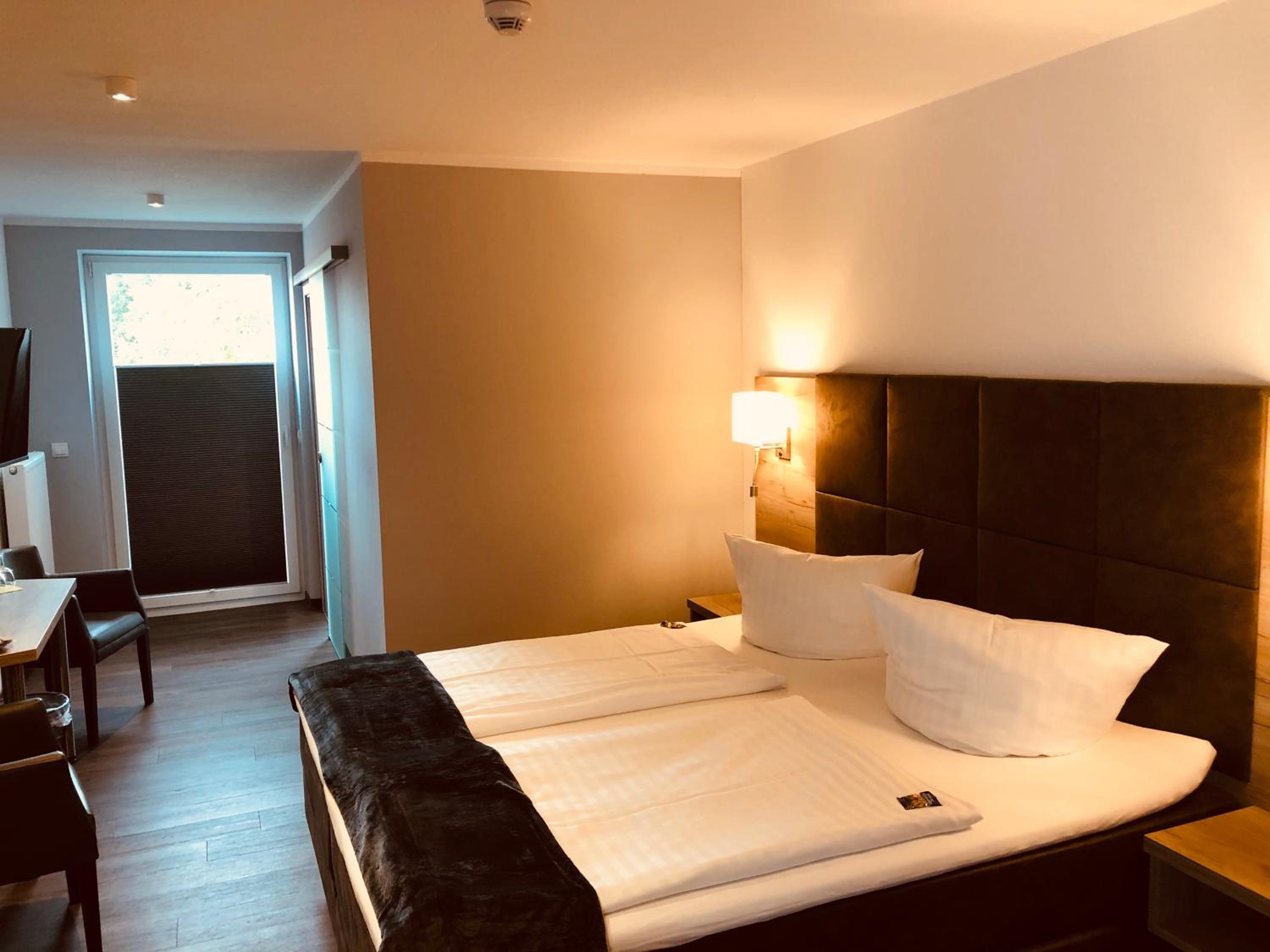 Deluxe Double Room with Balcony - Photo 12