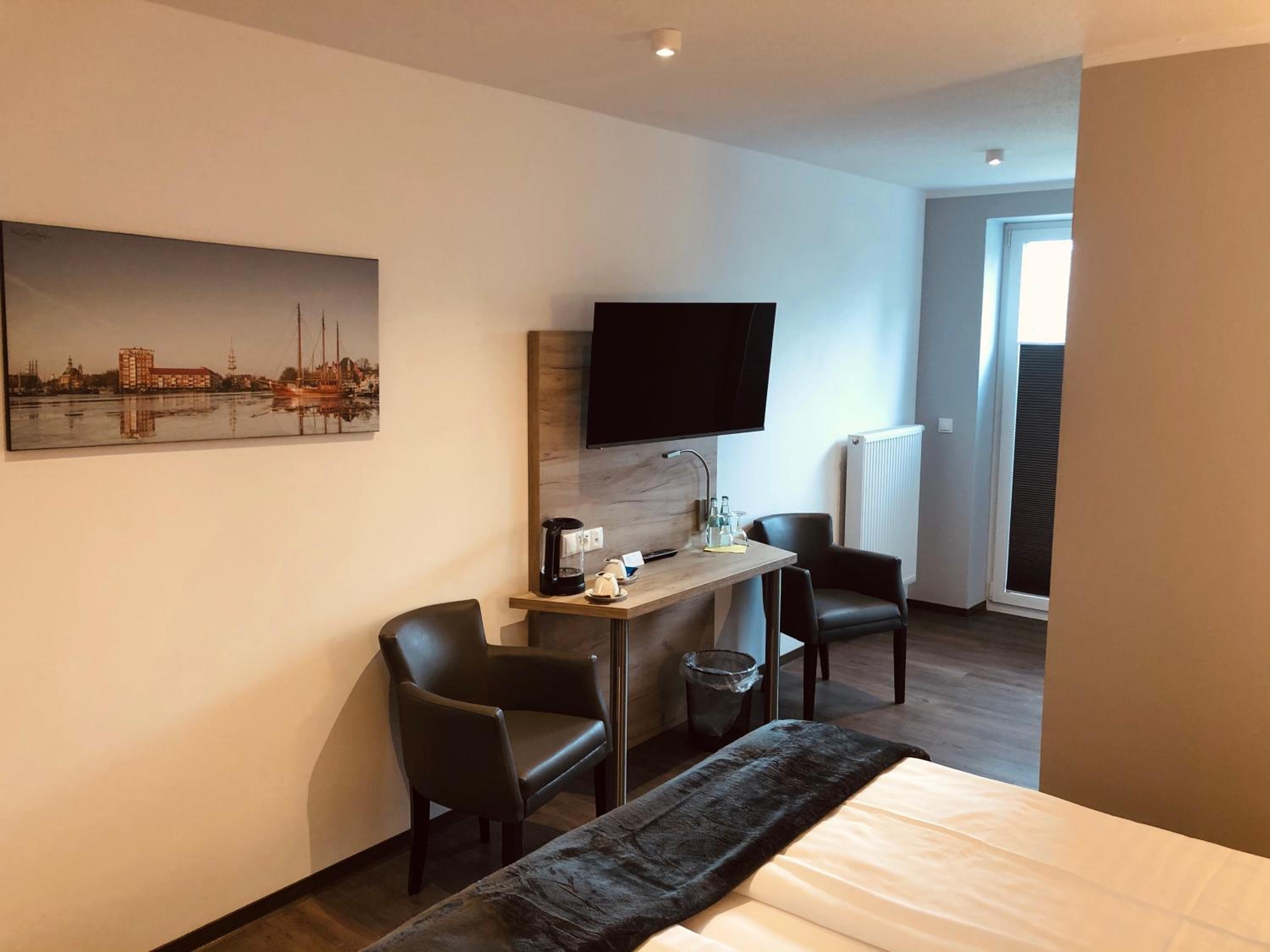 Deluxe Double Room with Balcony - Photo 13