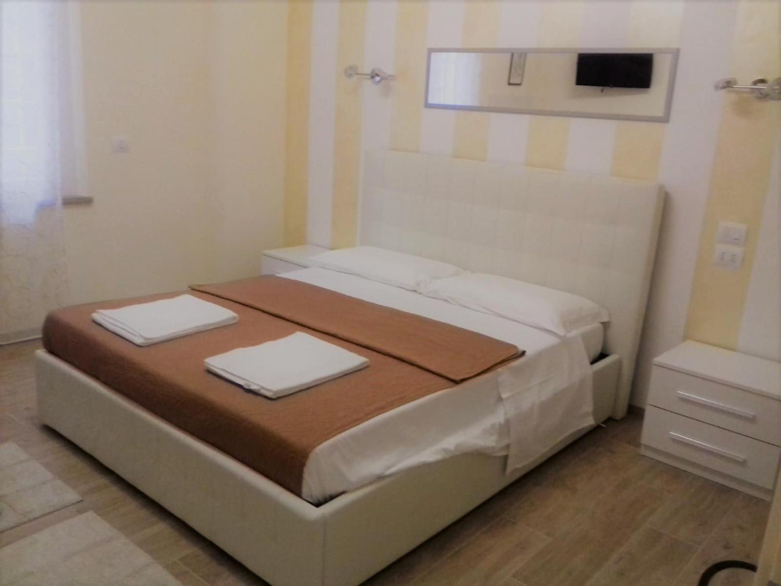 Standard Double Room - Photo 8