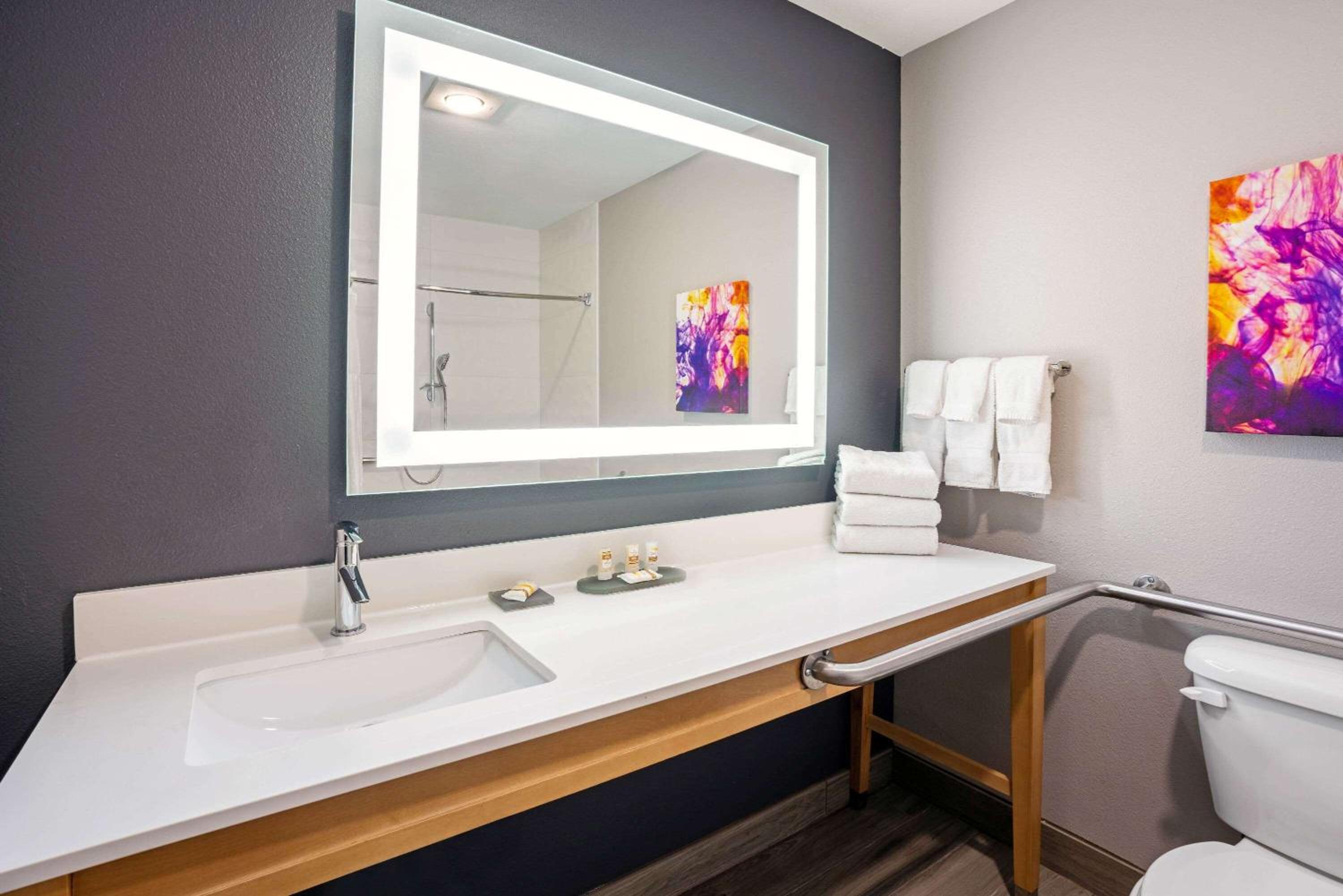 Queen Room with Two Queen Beds - Disability Access - Photo 4