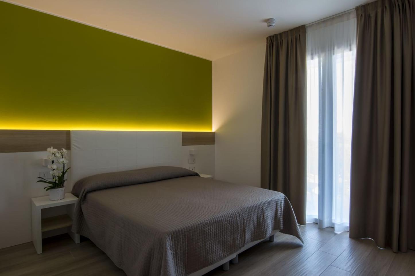 Double or Twin Room with Balcony - raised Ground Floor photo 2