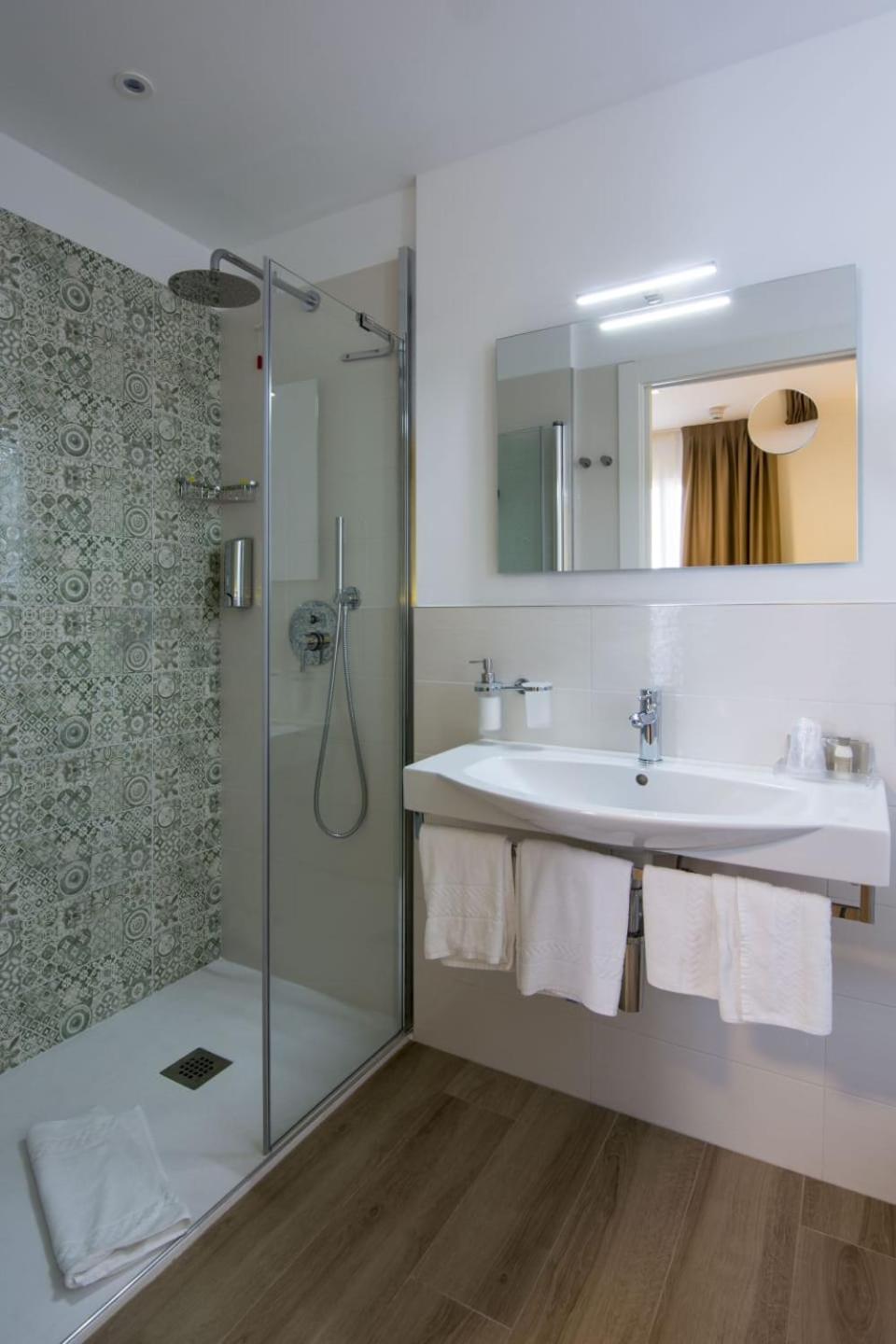 Double or Twin Room with Balcony - raised Ground Floor photo 3
