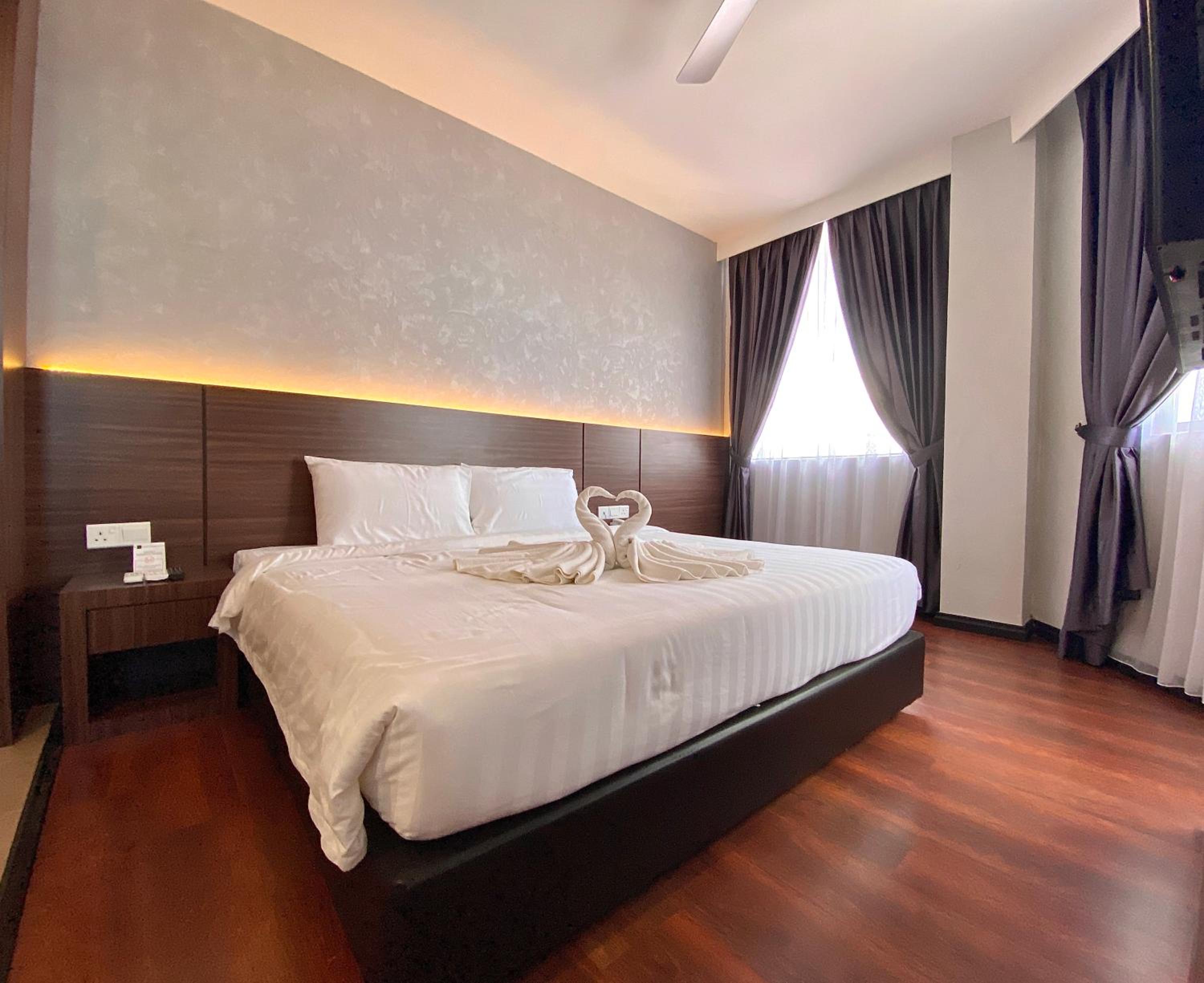 Deluxe King Room - Photo 6