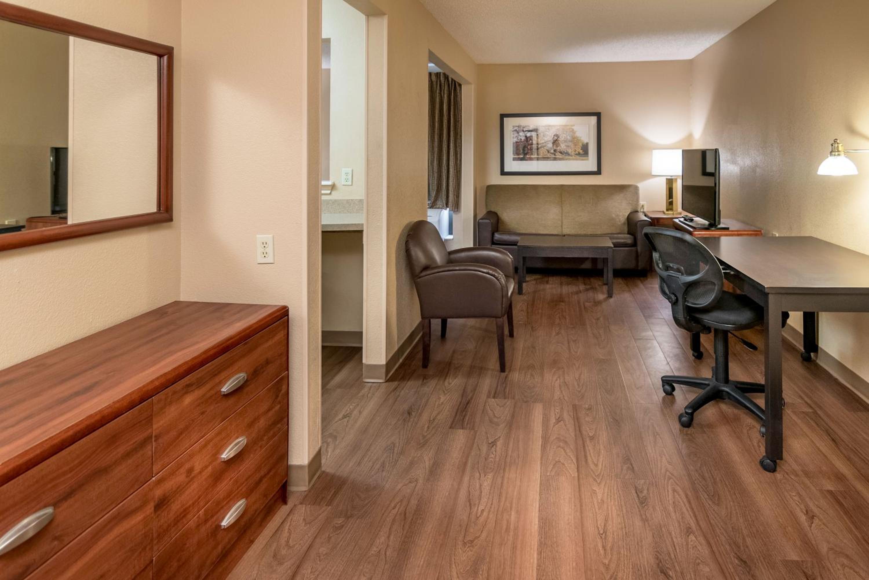 Deluxe Studio with 1 Queen Bed - Non-Smoking - Photo 15