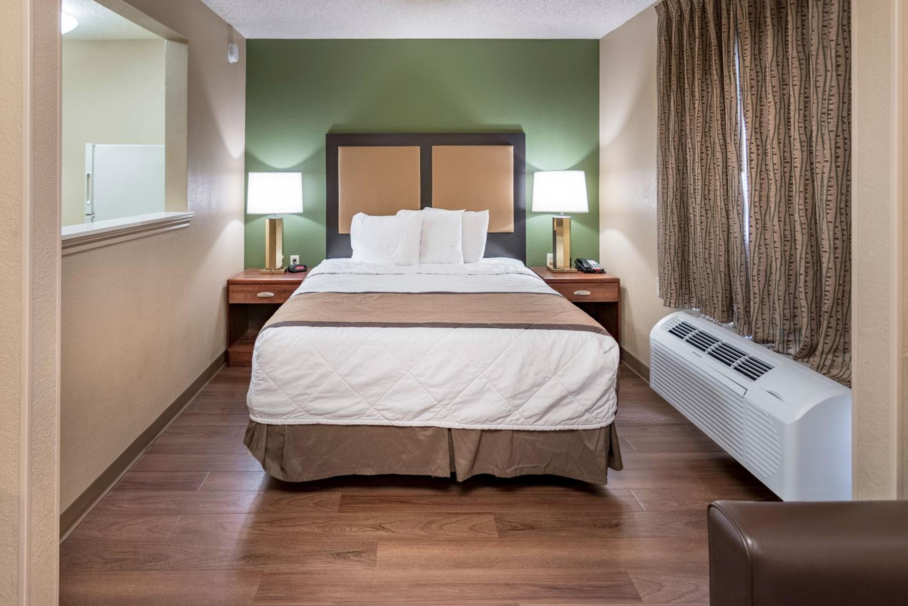 Deluxe Studio with 1 Queen Bed - Non-Smoking - Photo 7