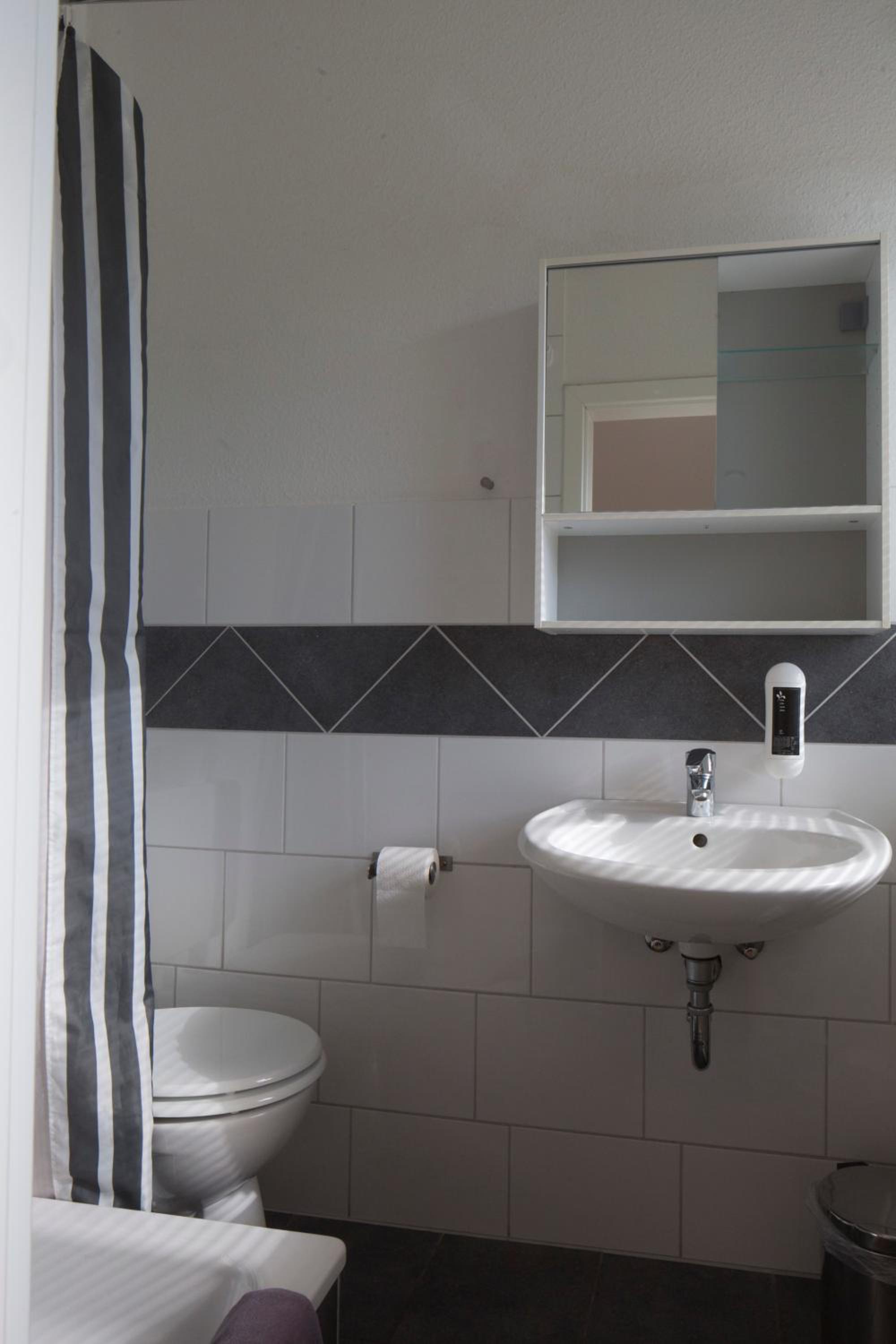 Large Double Room with Kitchenette - Photo 4