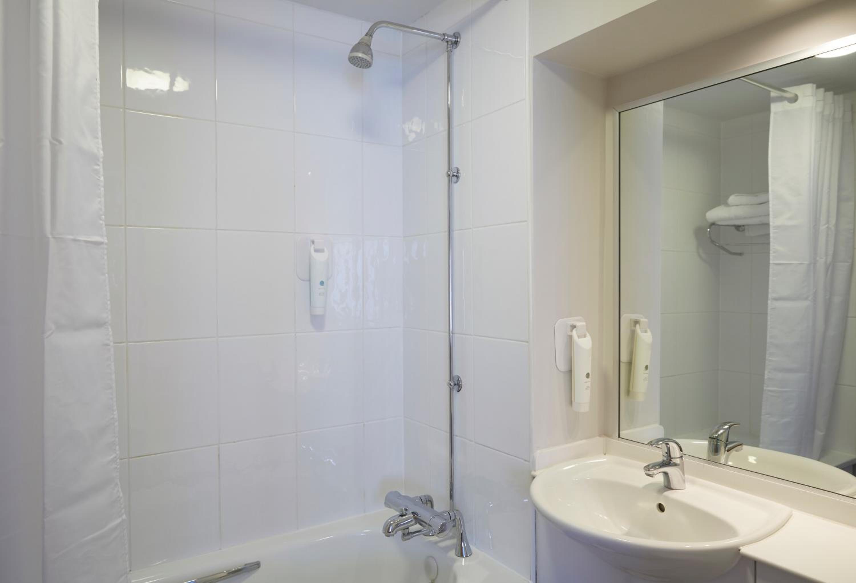 Standard Twin Room - Photo 3