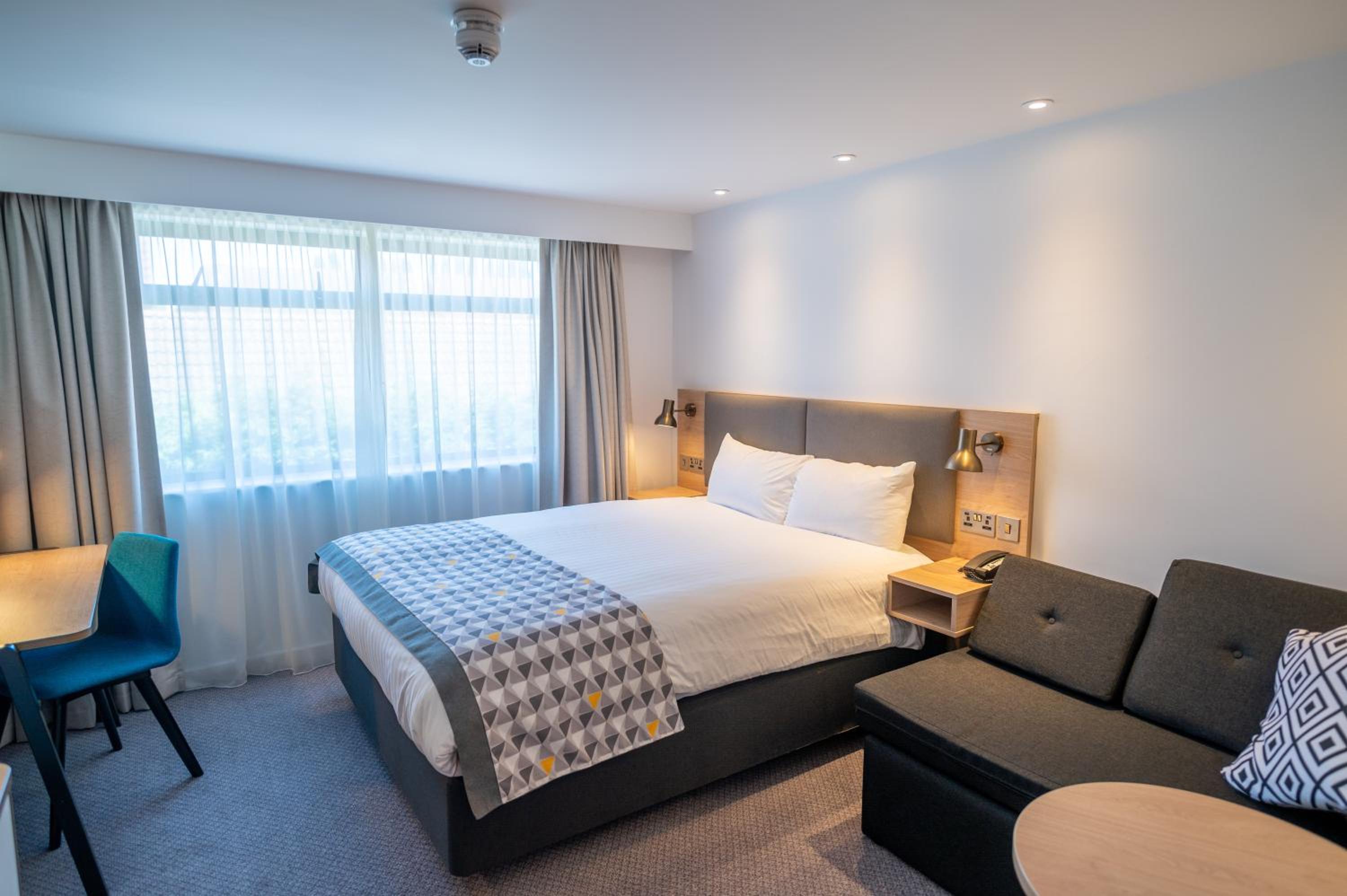 Standard Queen Room with Sofa Bed - Photo 23