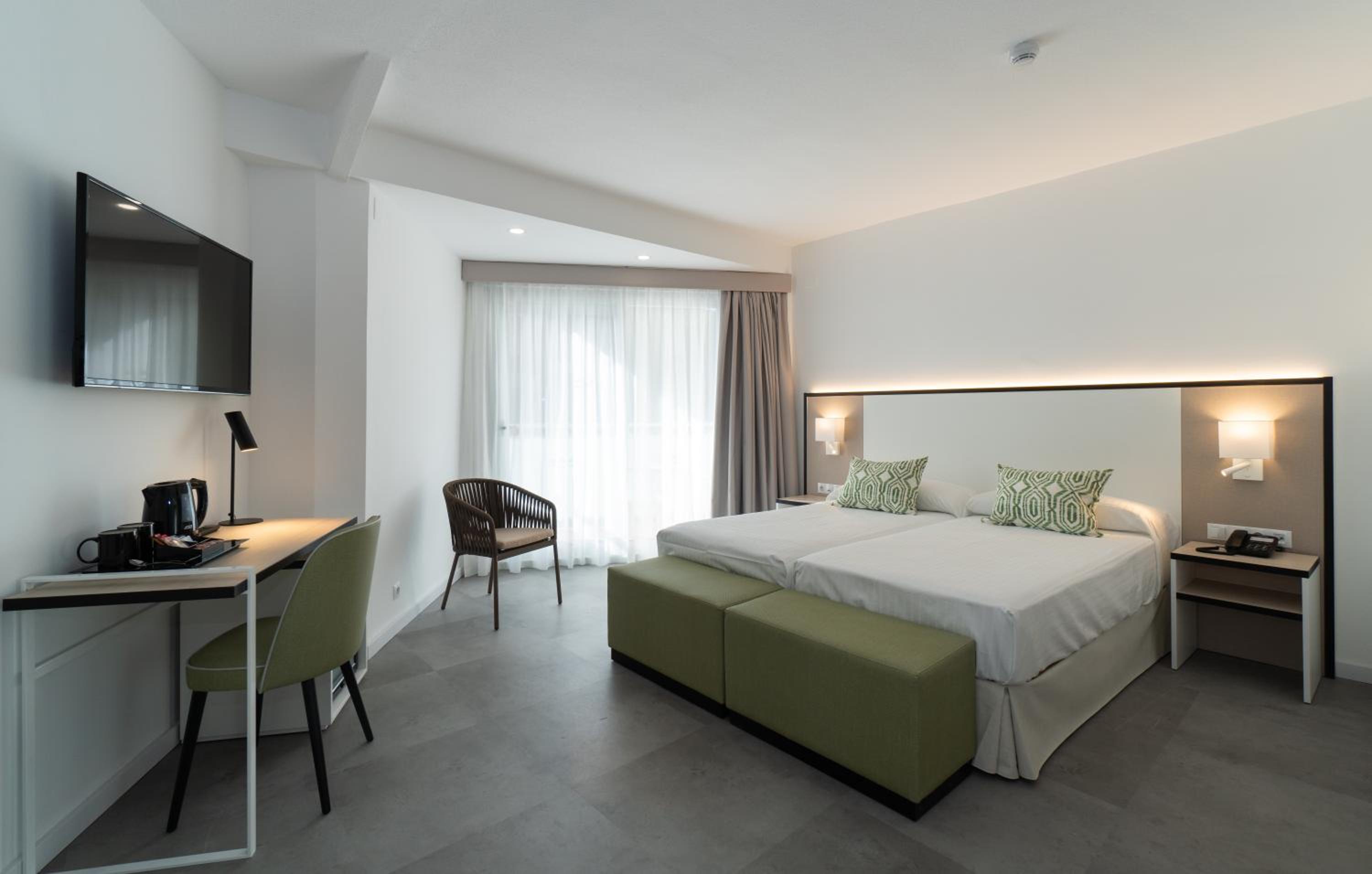 Twin Room with Balcony (2 Adults + 1 Child) - Photo 1