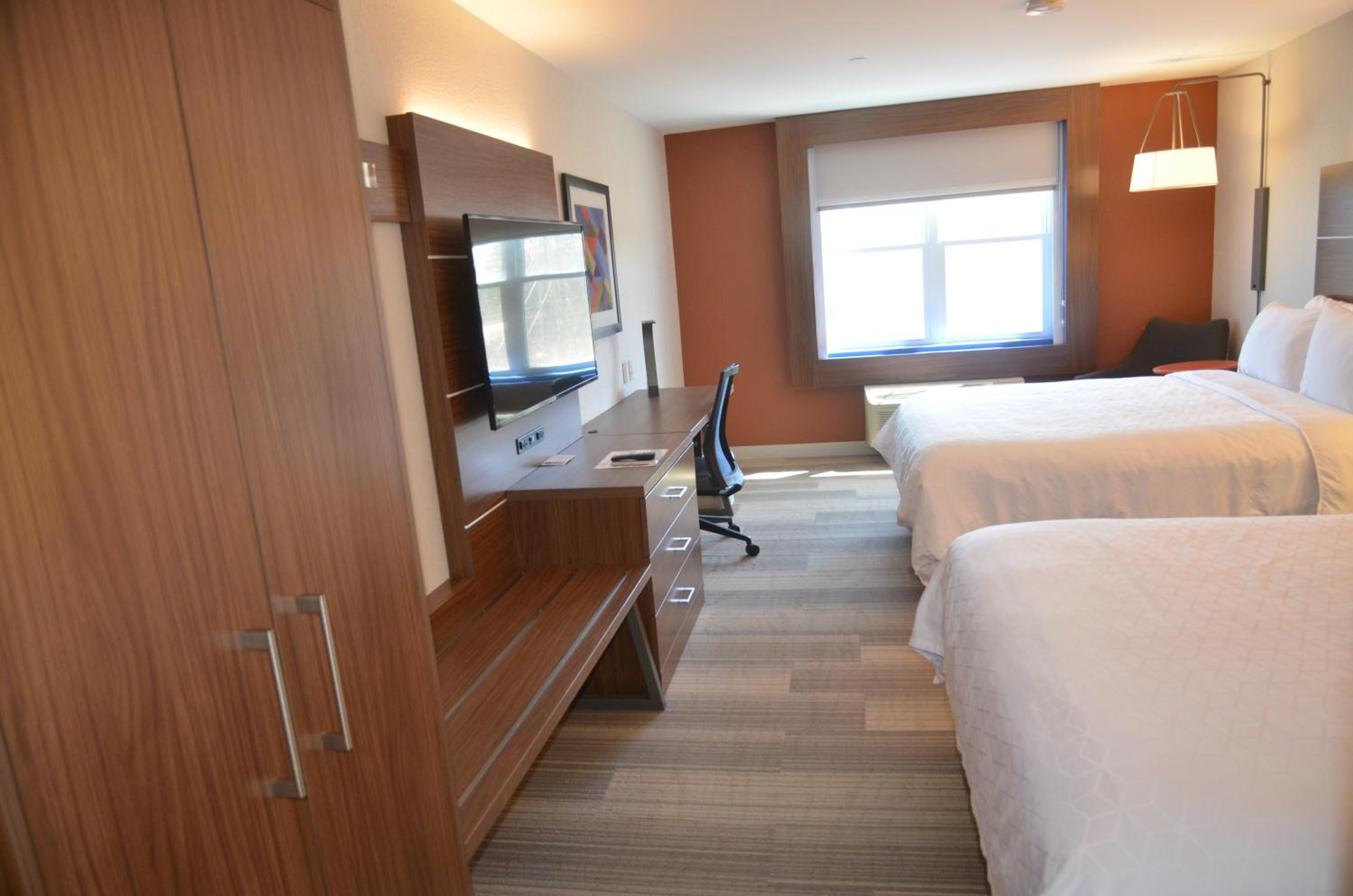 Standard Room with Two Queen Beds - Photo 4
