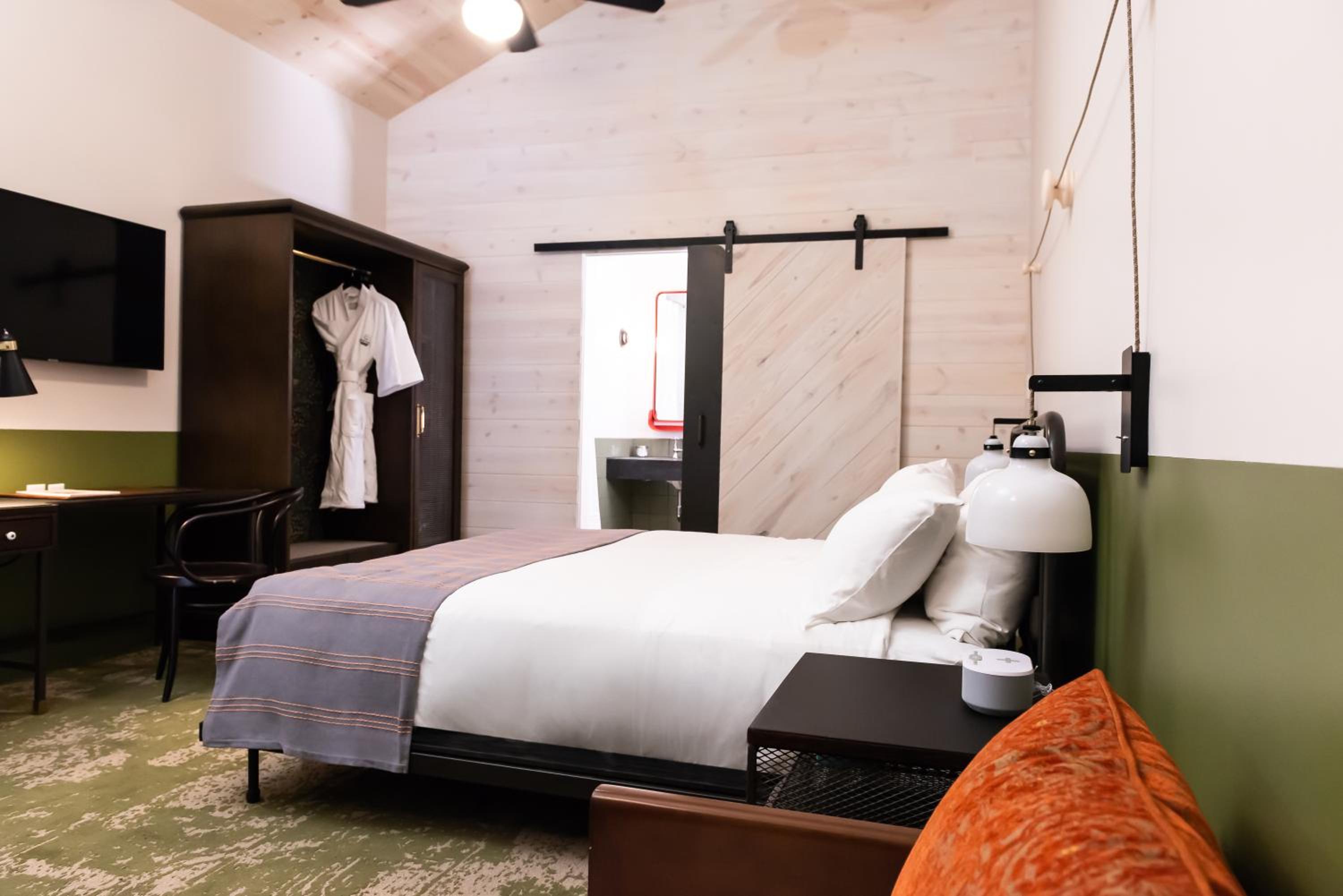 Standard King Room - Photo 13