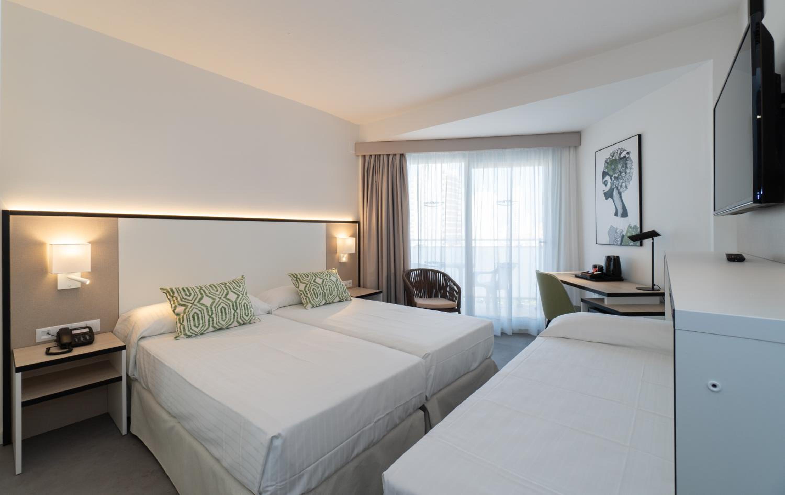 Twin Room with Balcony (2 Adults + 1 Child) - Photo 2