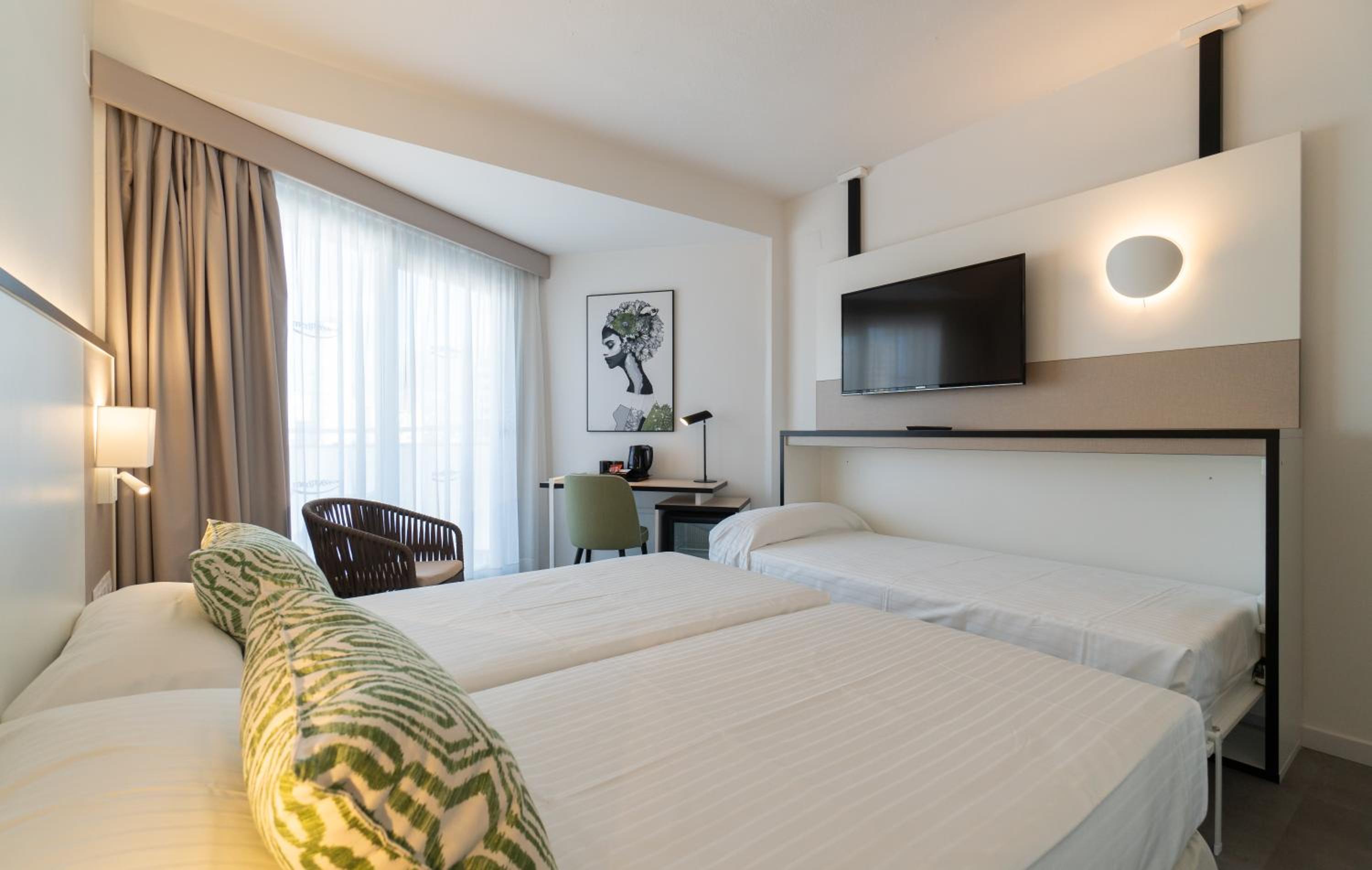 Twin Room with Balcony (2 Adults + 1 Child) - Photo 4