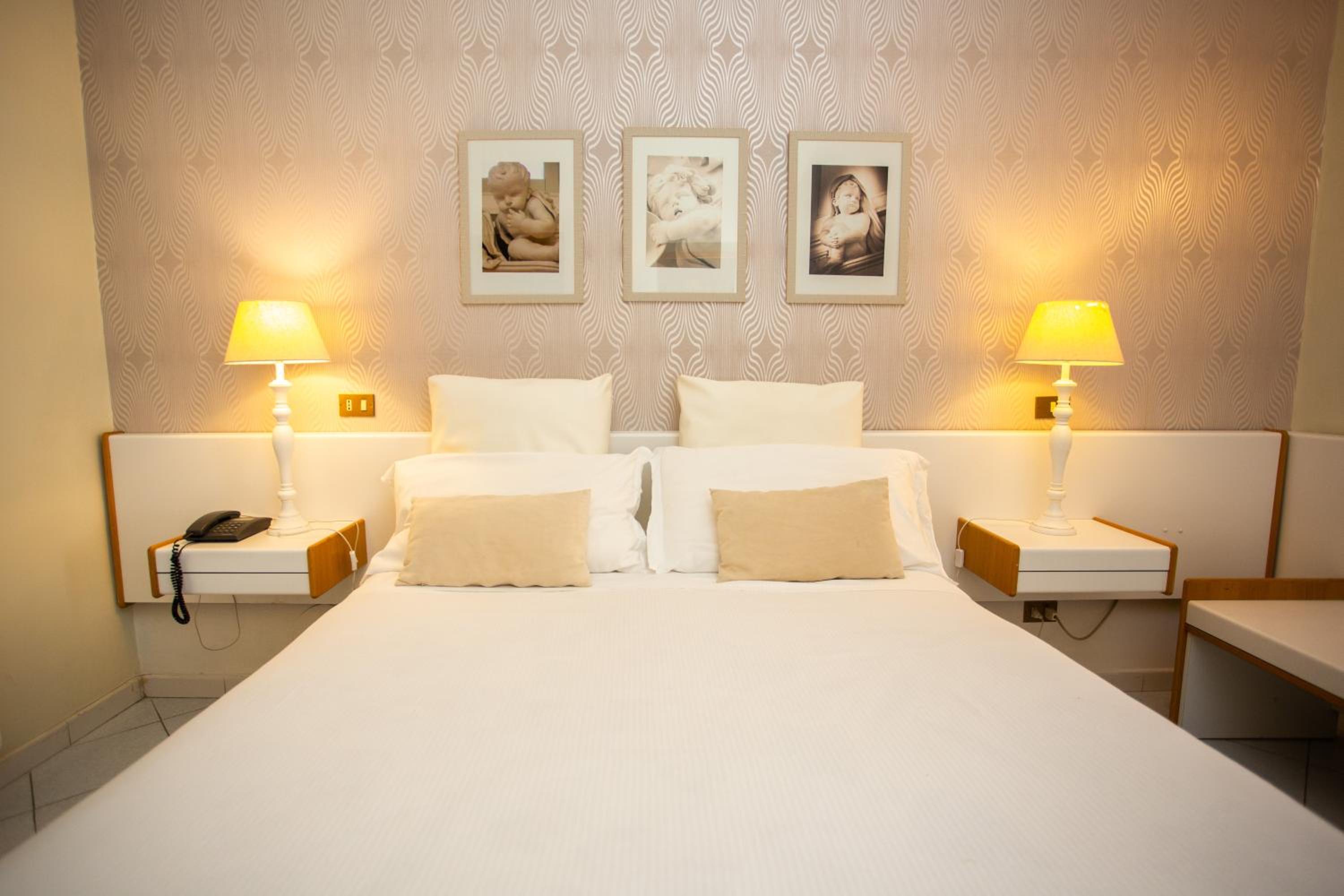 Standard Double or Twin Room - Photo 15