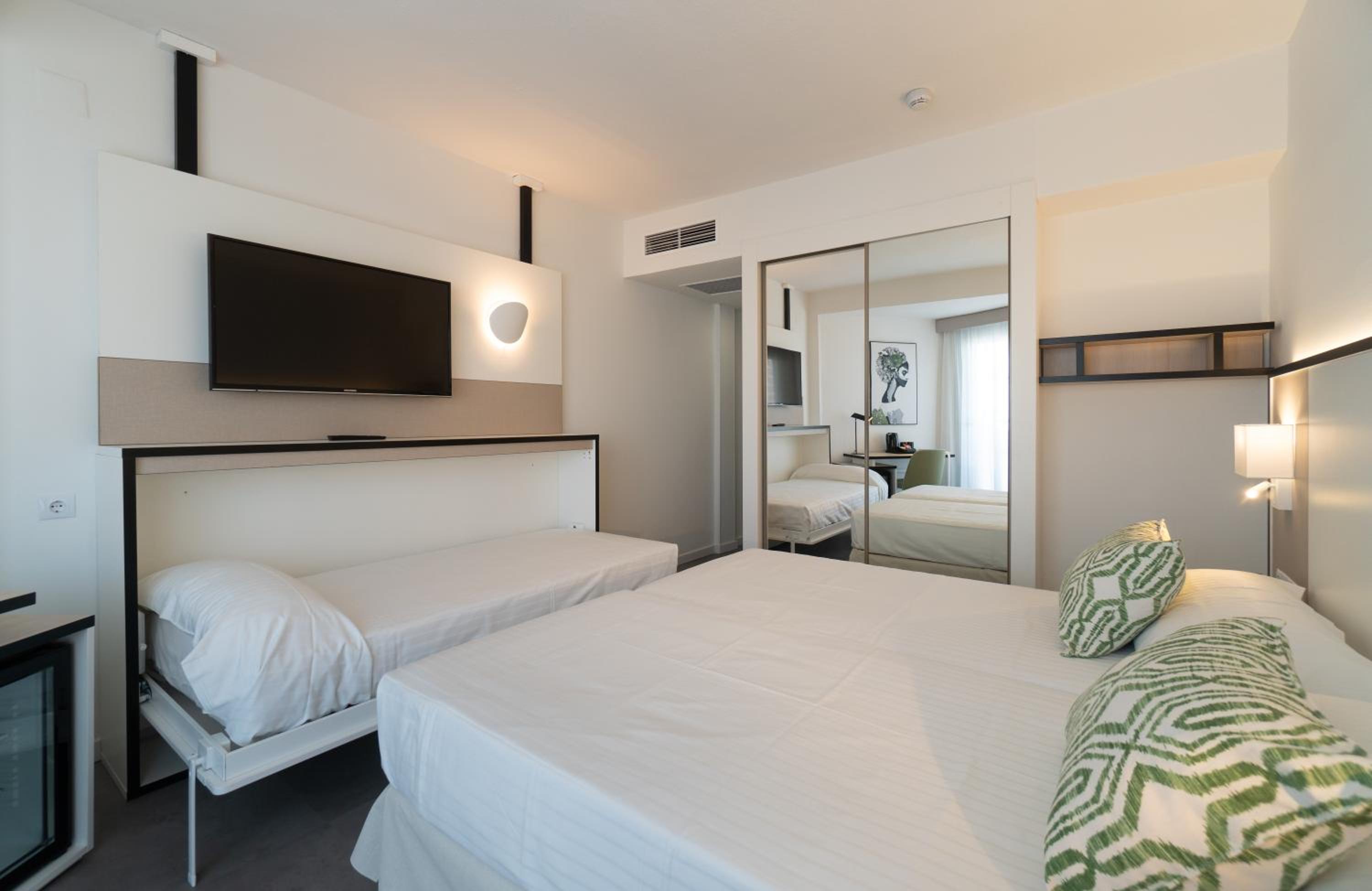 Twin Room with Balcony (2 Adults + 1 Child) - Photo 3
