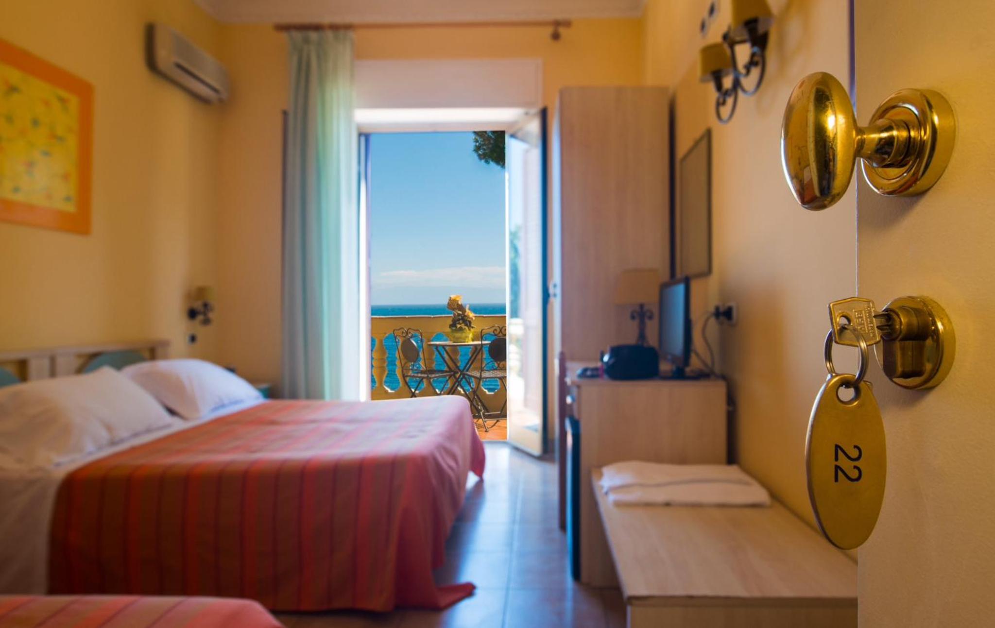 Triple Room with Balcony and Sea View photo 2