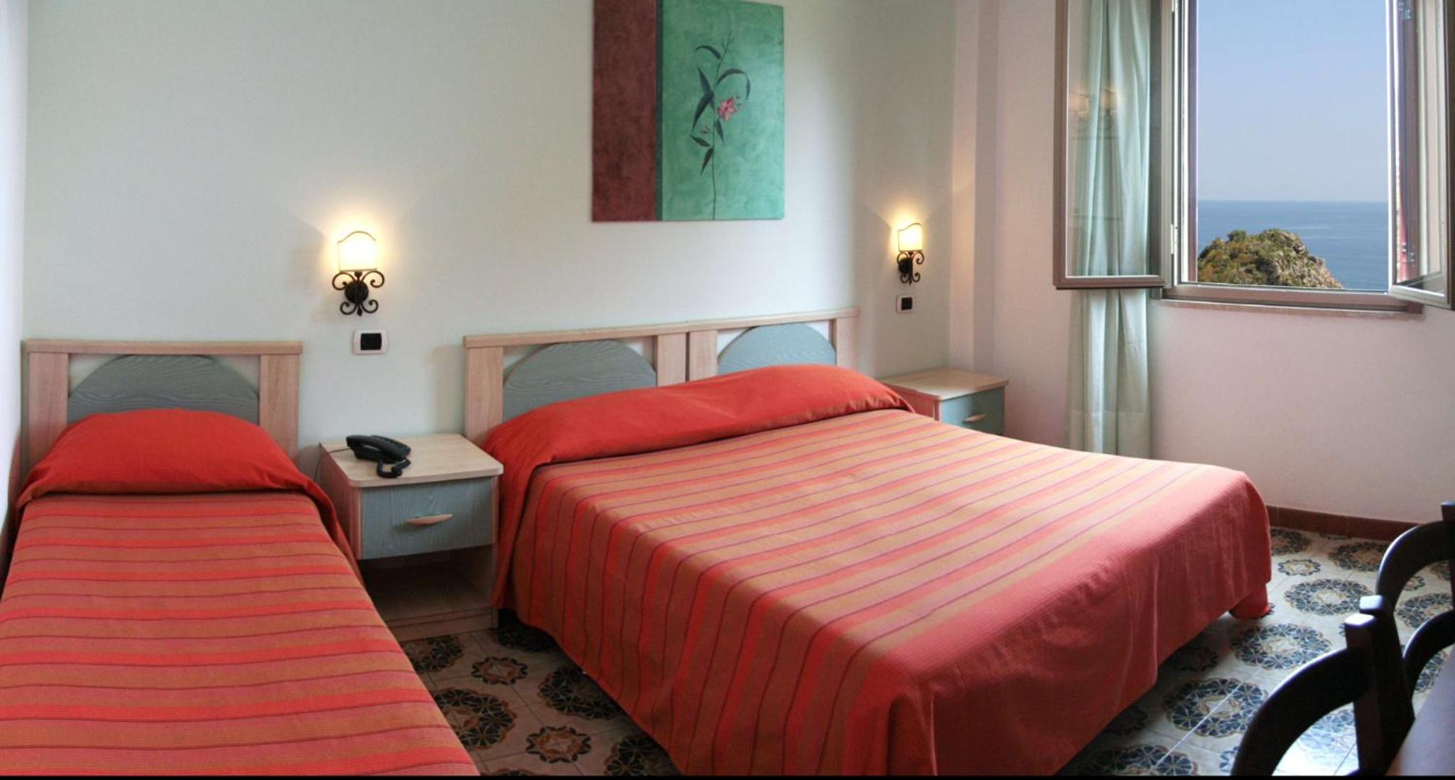 Quarto Triplo com Vista para o Mar