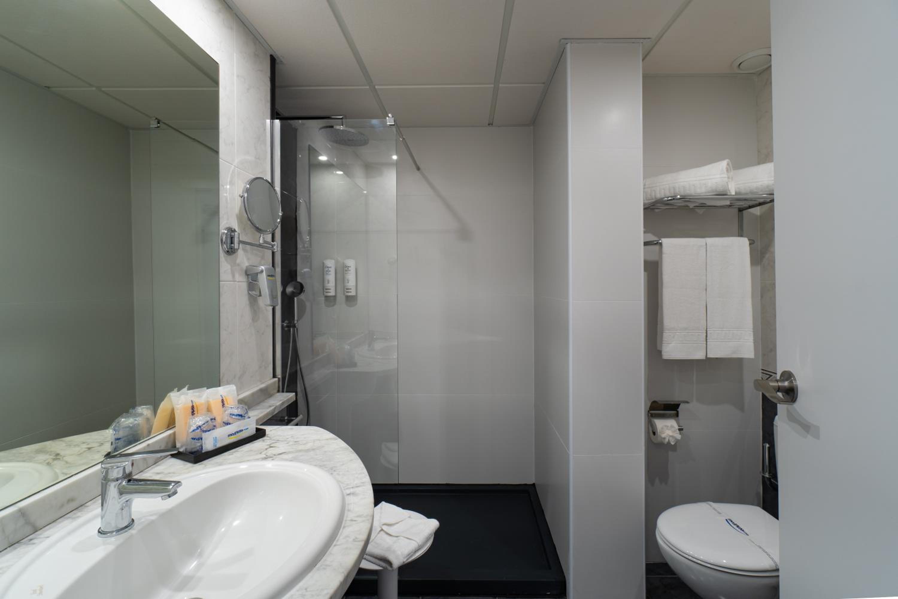 Twin Room with Balcony (2 Adults + 1 Child) - Photo 5