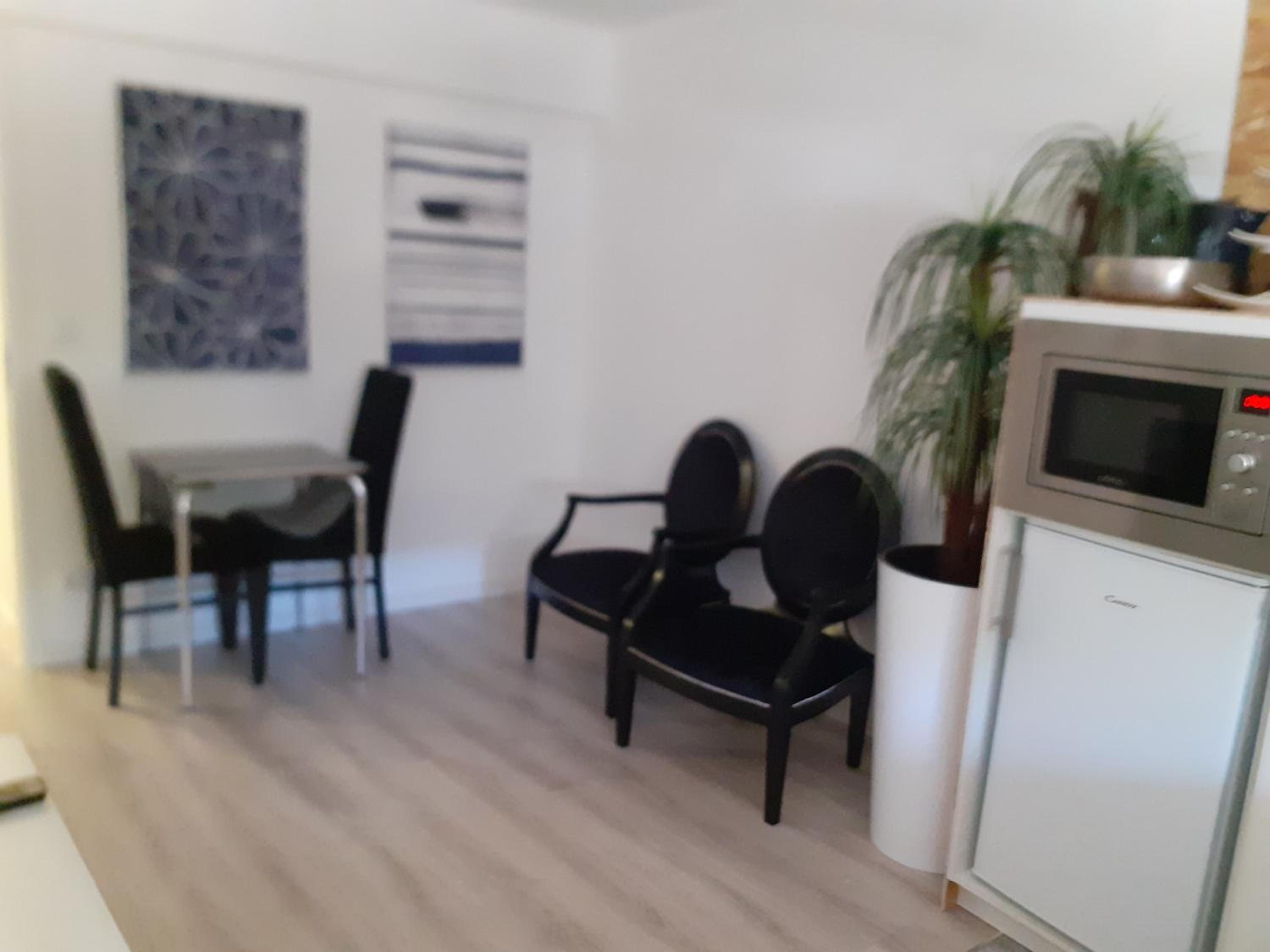 One-Bedroom Apartment - Photo 2