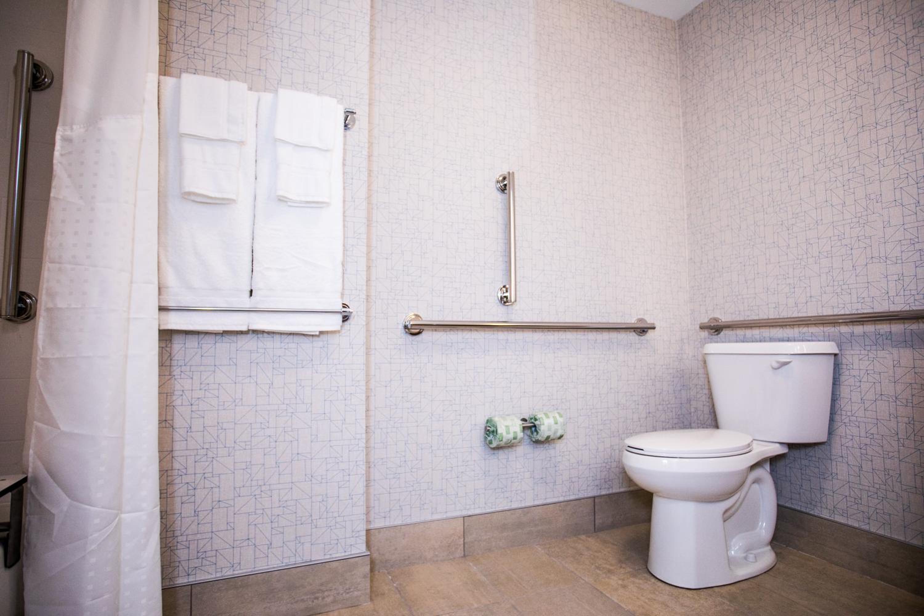Standard Queen Room with Two Queen Beds and Mobility Accessible Tub - Photo 7
