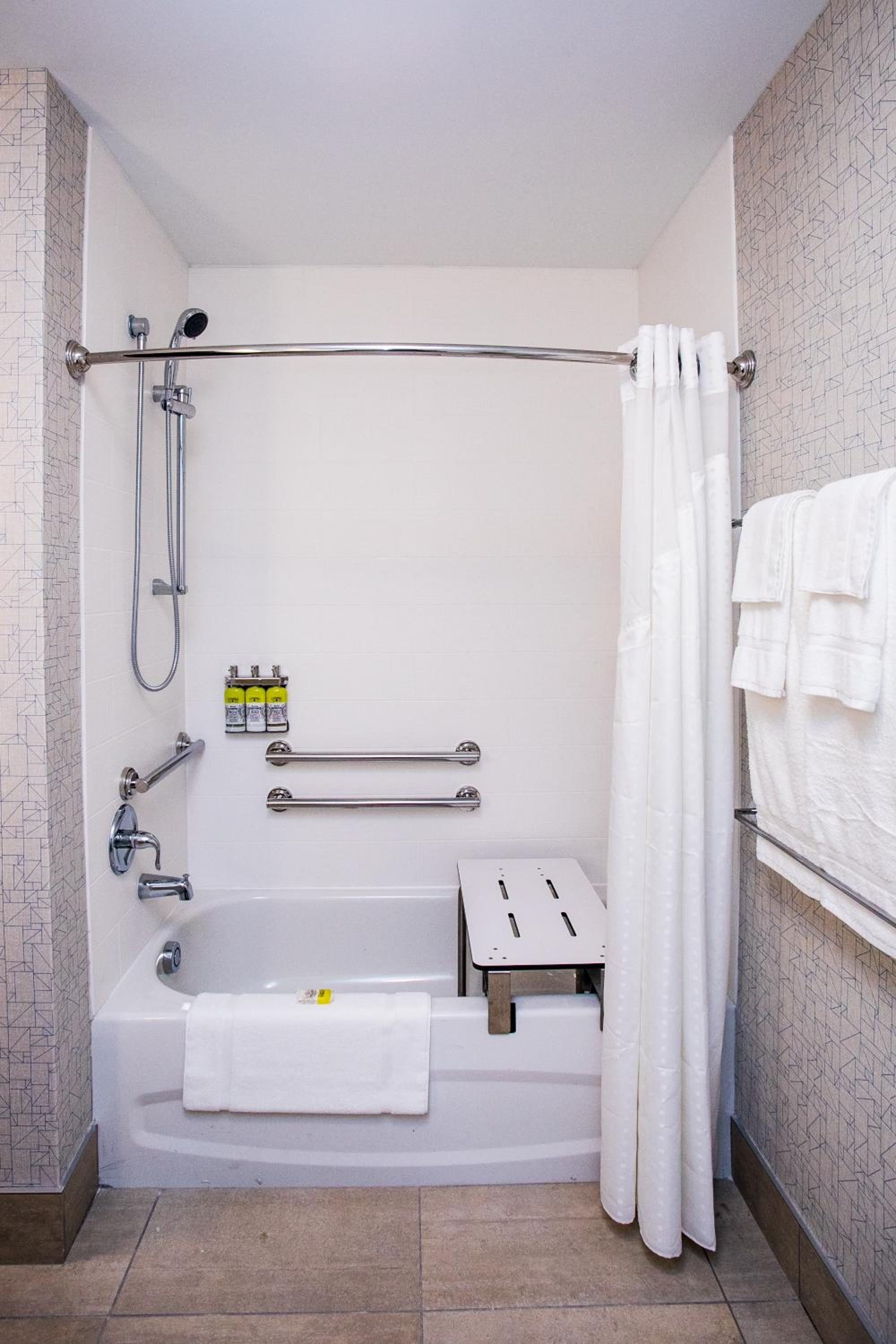 Standard Queen Room with Two Queen Beds and Mobility Accessible Tub - Photo 9