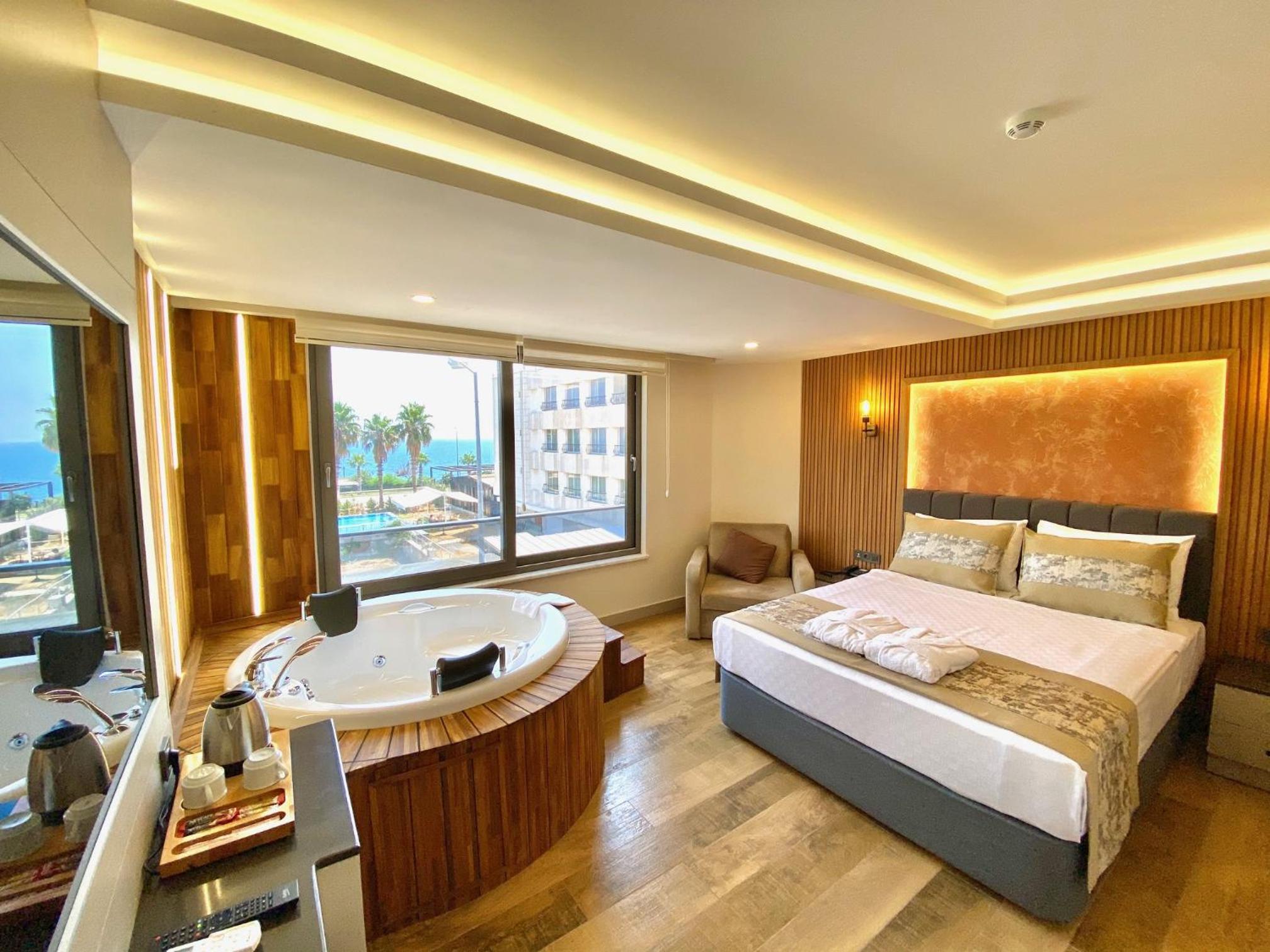 Deluxe Suite with Sea View