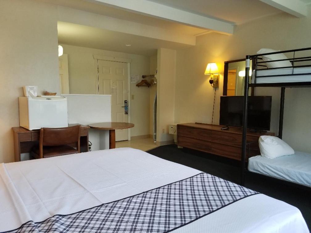 King Room with Bunk Beds - Non-Smoking photo 1
