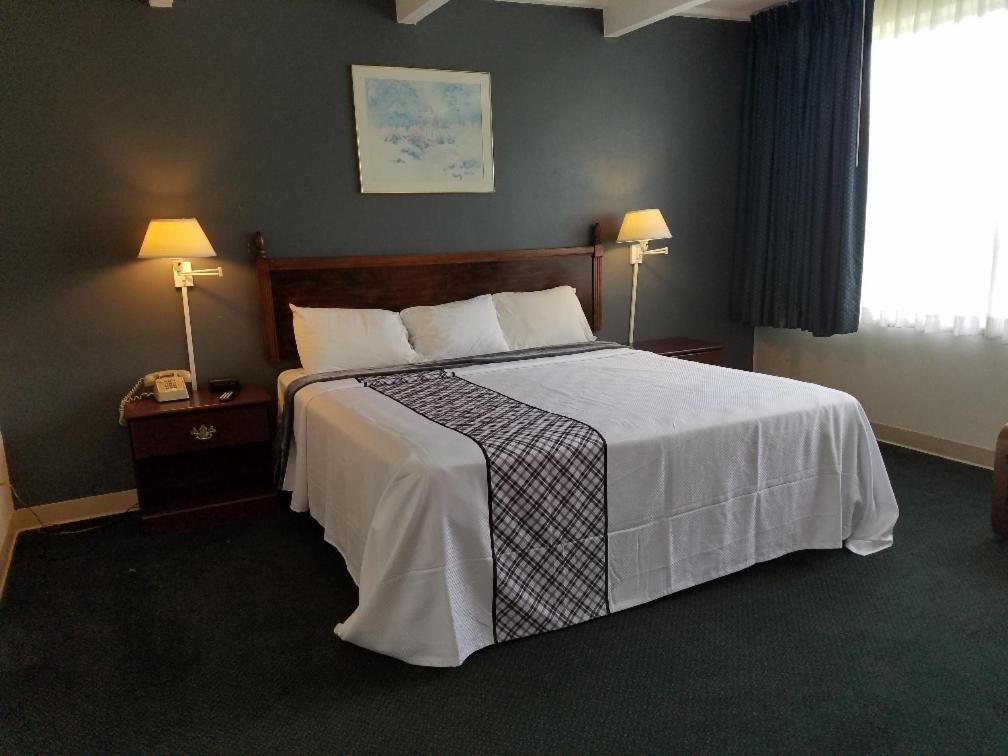 Deluxe King Room - Non-Smoking photo 1