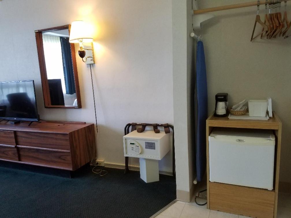 King Room with Bunk Beds - Non-Smoking photo 2
