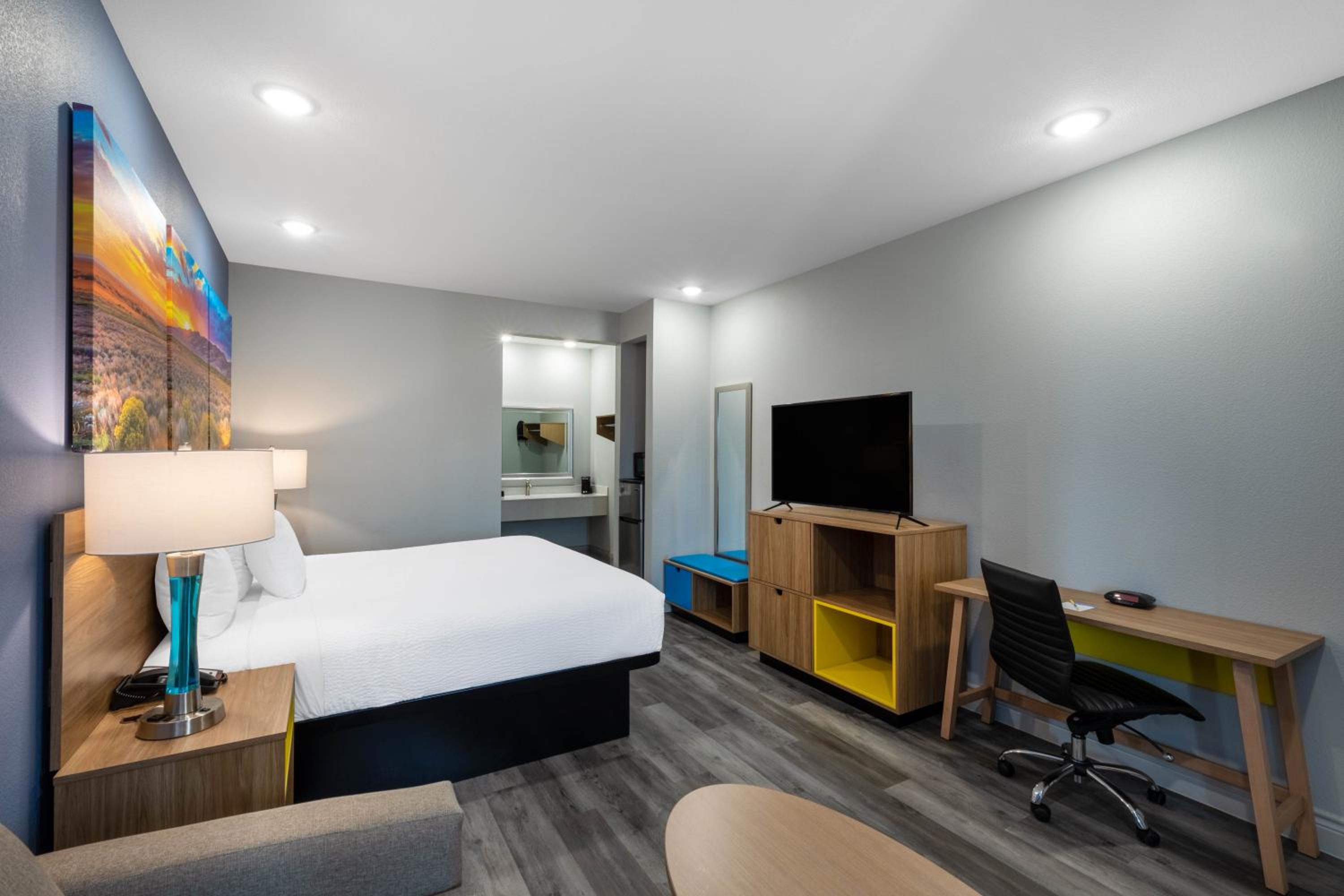 King Room - Non-Smoking - Photo 10