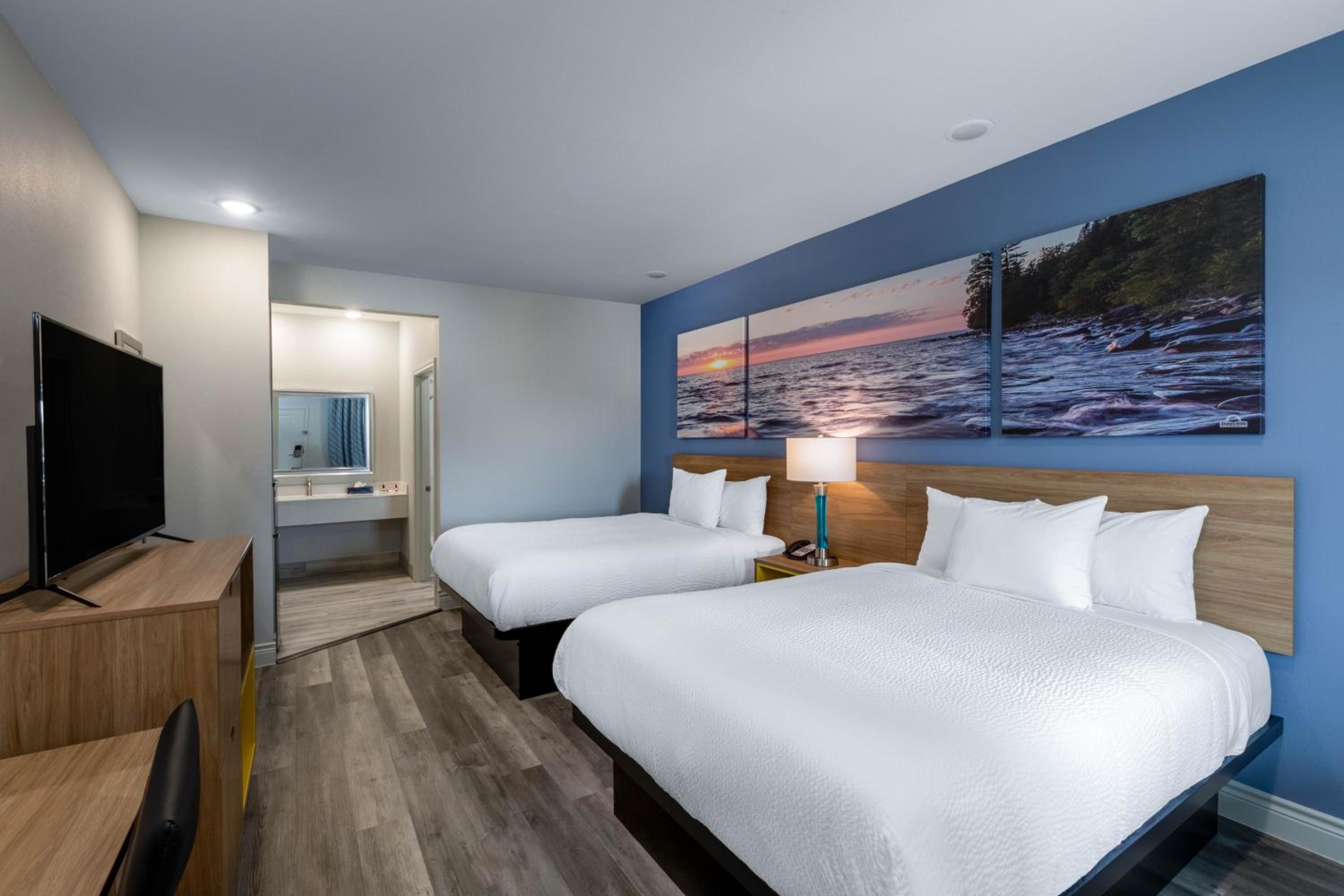 Queen Room with Two Queen Beds - Non-Smoking - Photo 14