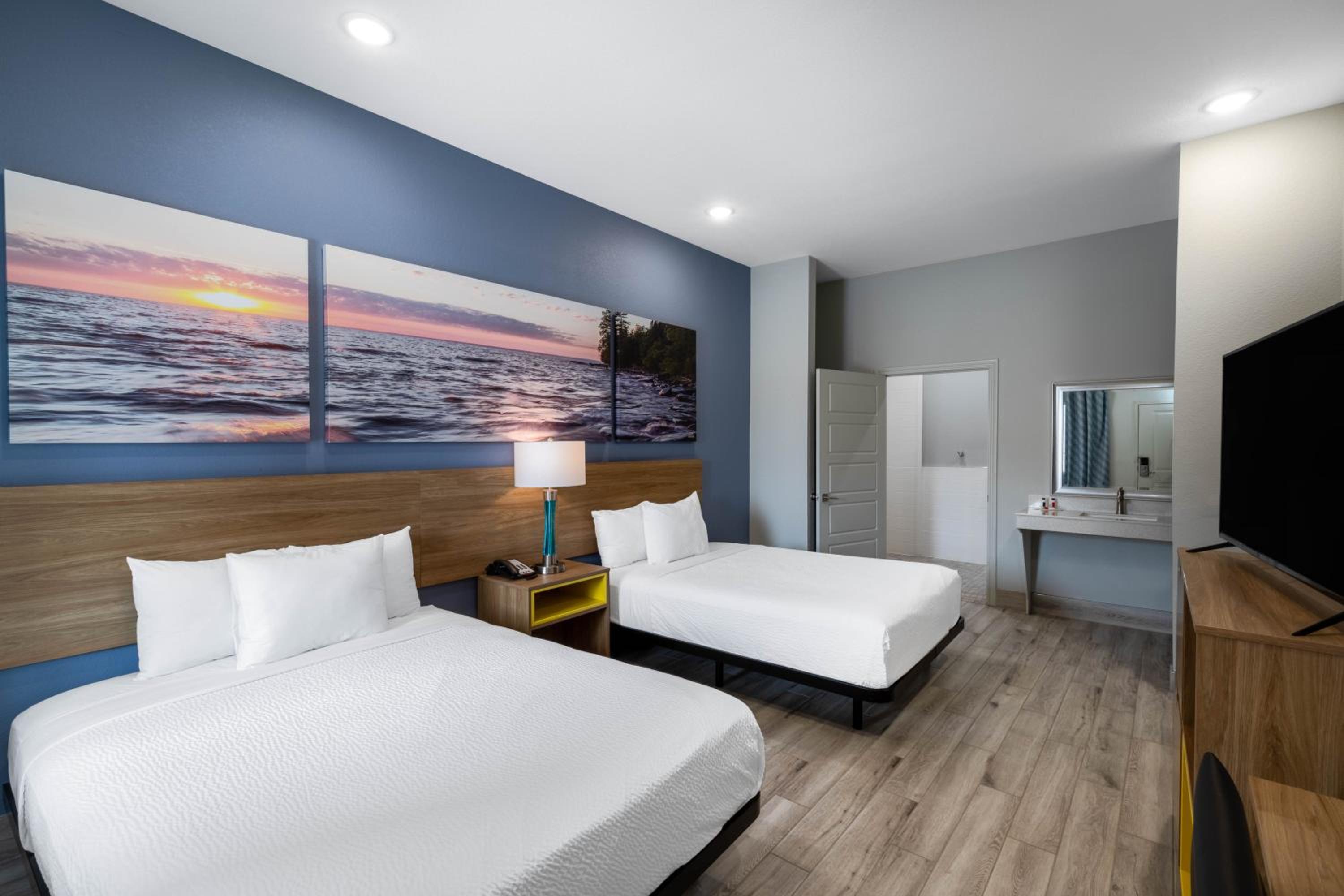 Queen Room with Two Queen Beds - Hearing Accessible with Bath Tub with Grab Bars - Non-Smoking - Photo 4